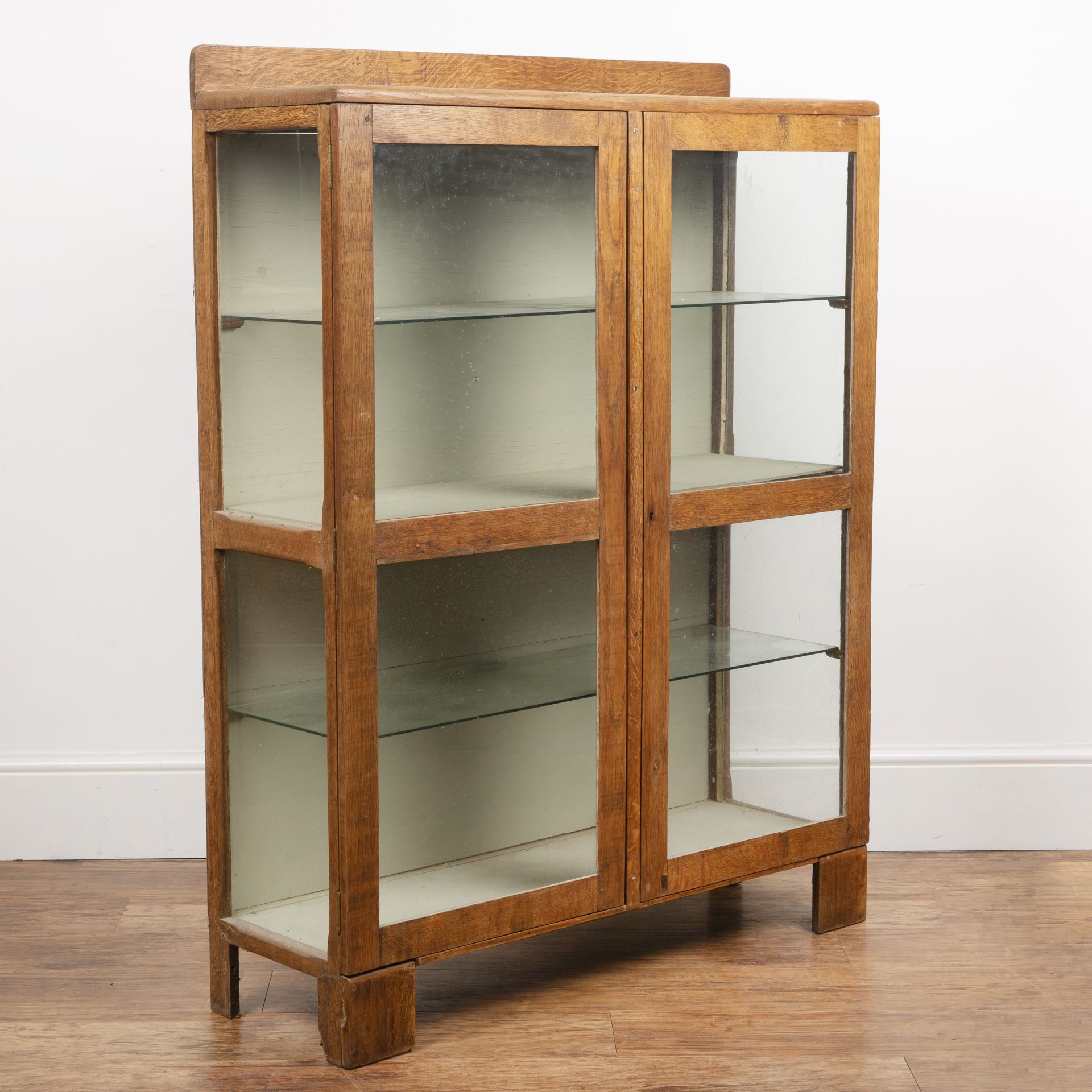 Cotswold School oak, glazed bookcase or cabinet, with galleried back above panelled doors, 95cm wide - Bild 3 aus 5