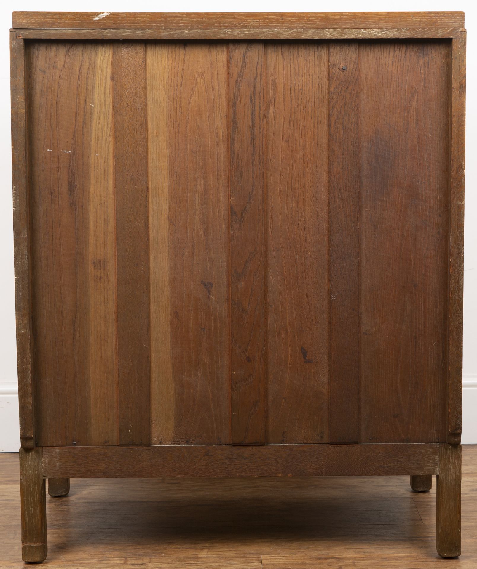 Heals oak, circa 1930, chest of drawers with four graduated drawers having turned handles and with - Bild 5 aus 5