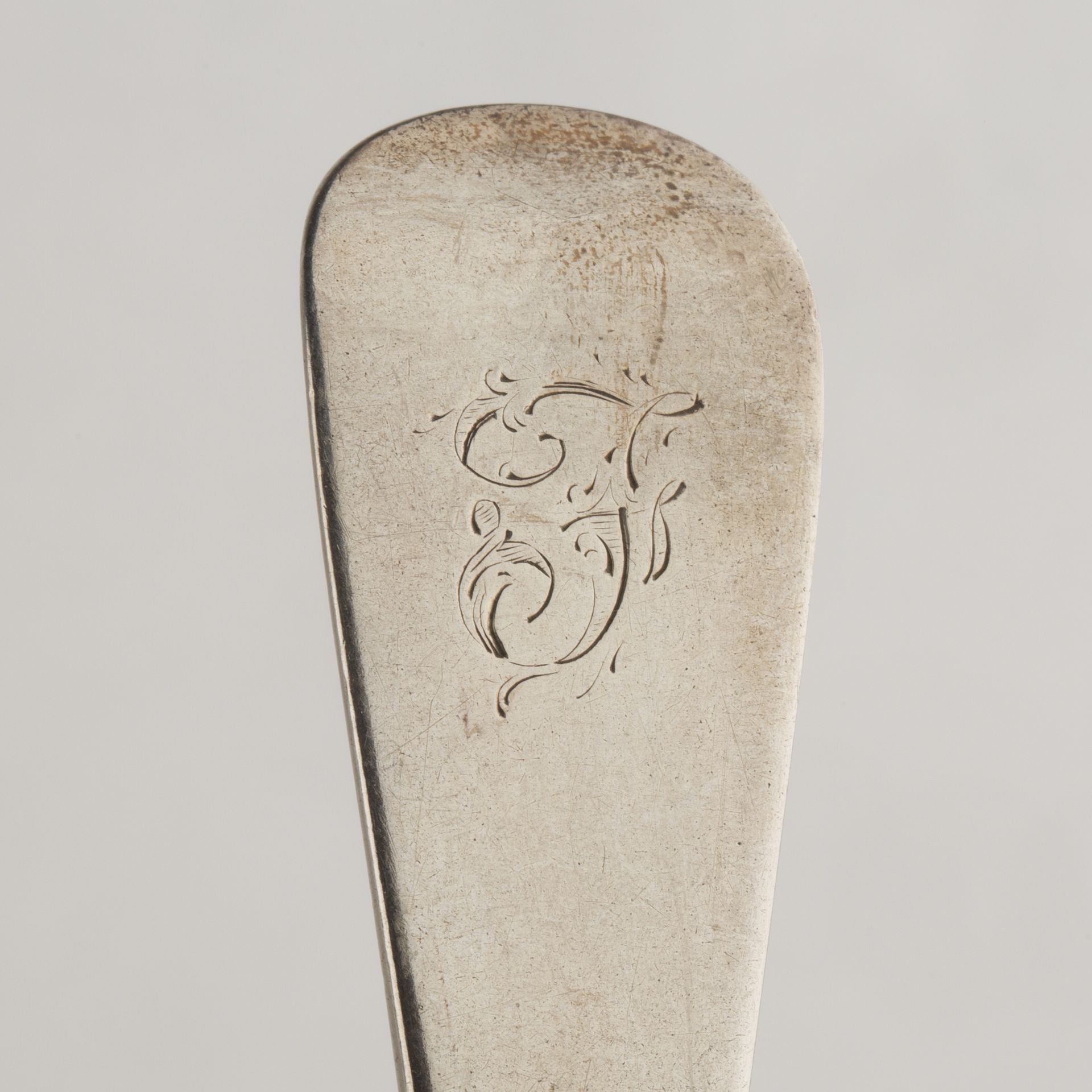 Two pairs of Georgian silver tablespoons the first pair with floral crest engraved to the finial, - Bild 2 aus 3