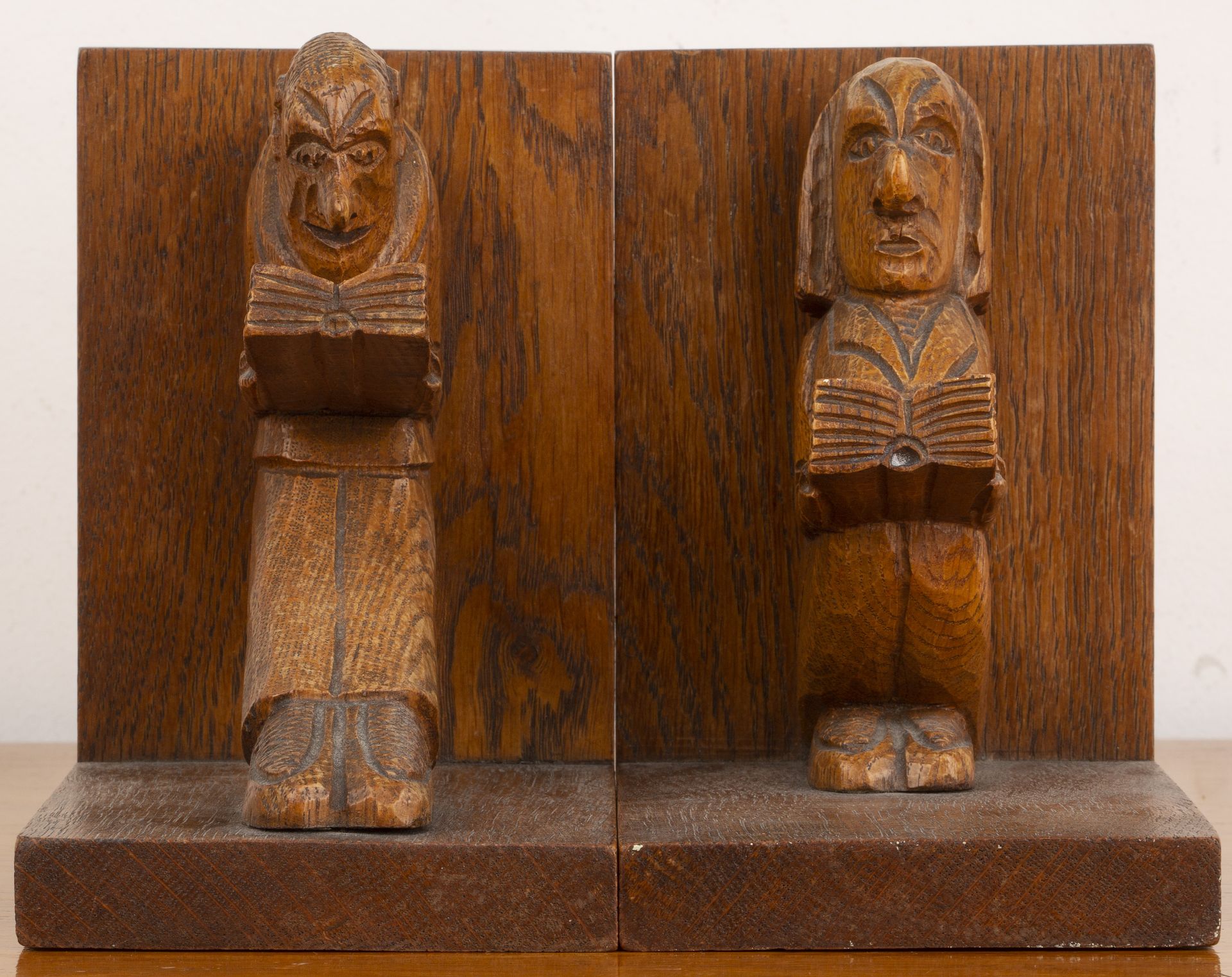 Pair of carved figural bookends oak, 1930s, modelled as two figures reading, unsigned, each - Image 3 of 3