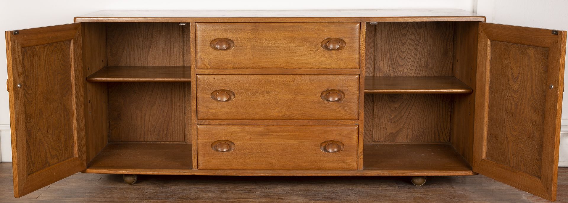 Luciano Ercolani (1888-1976) for Ercol elm sideboard, fitted with two cupboards and three central - Bild 2 aus 7