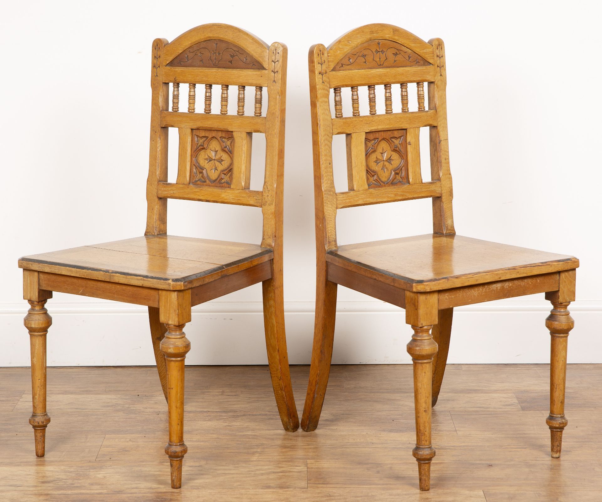 Aesthetic movement pair of oak hall chairs, with carved top rail and back supports, the seat with - Bild 3 aus 5