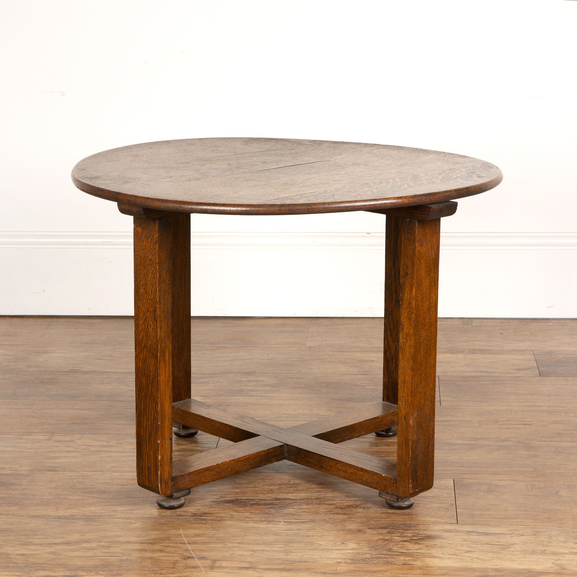 In the manner of Heals oak, circular topped table, unmarked, 60.5cm wide x 45cm high Overall signs - Bild 4 aus 5