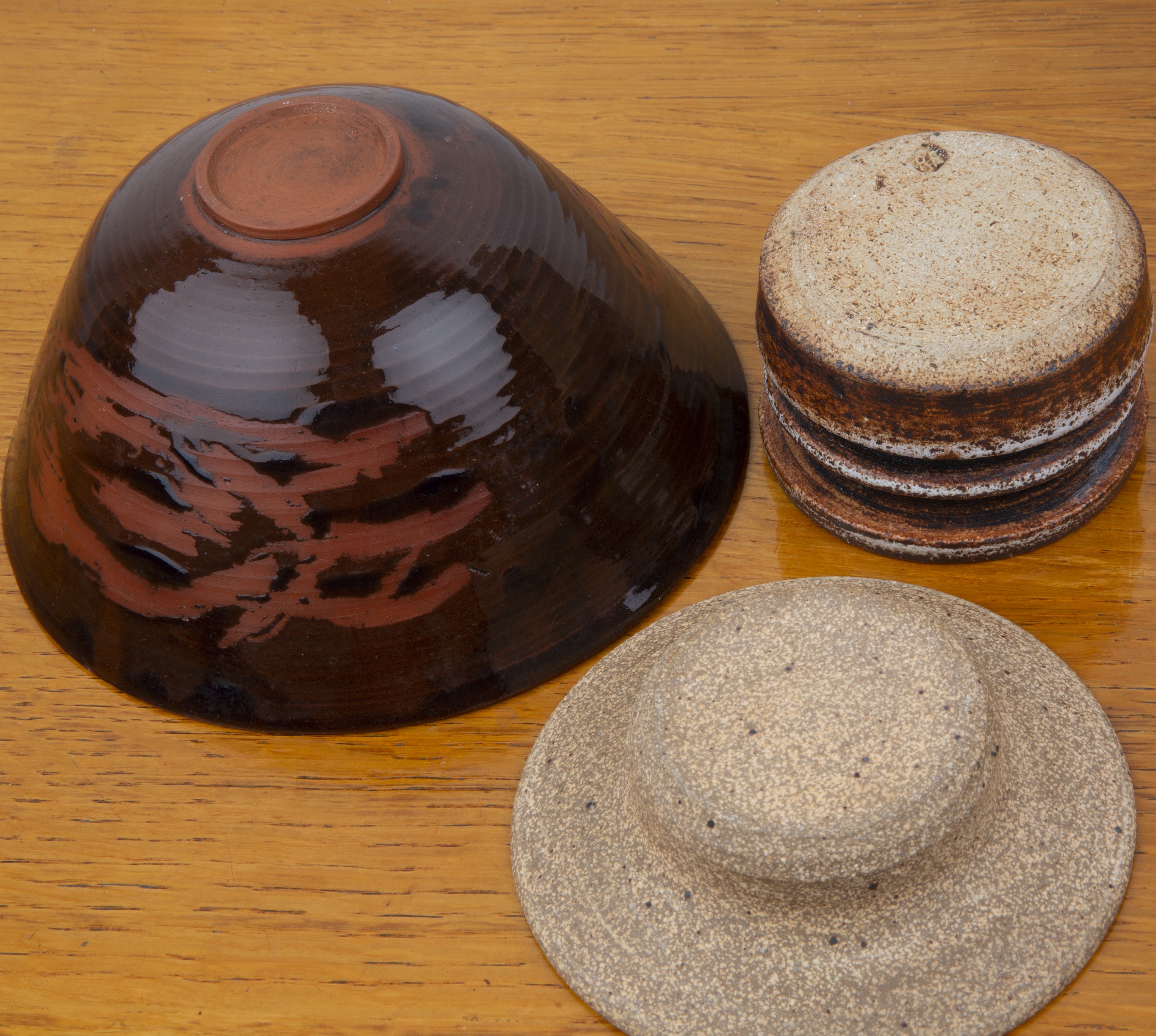 Mixed collection of studio ceramics and pottery, to include a small dish in the manner of Waistel - Image 5 of 5