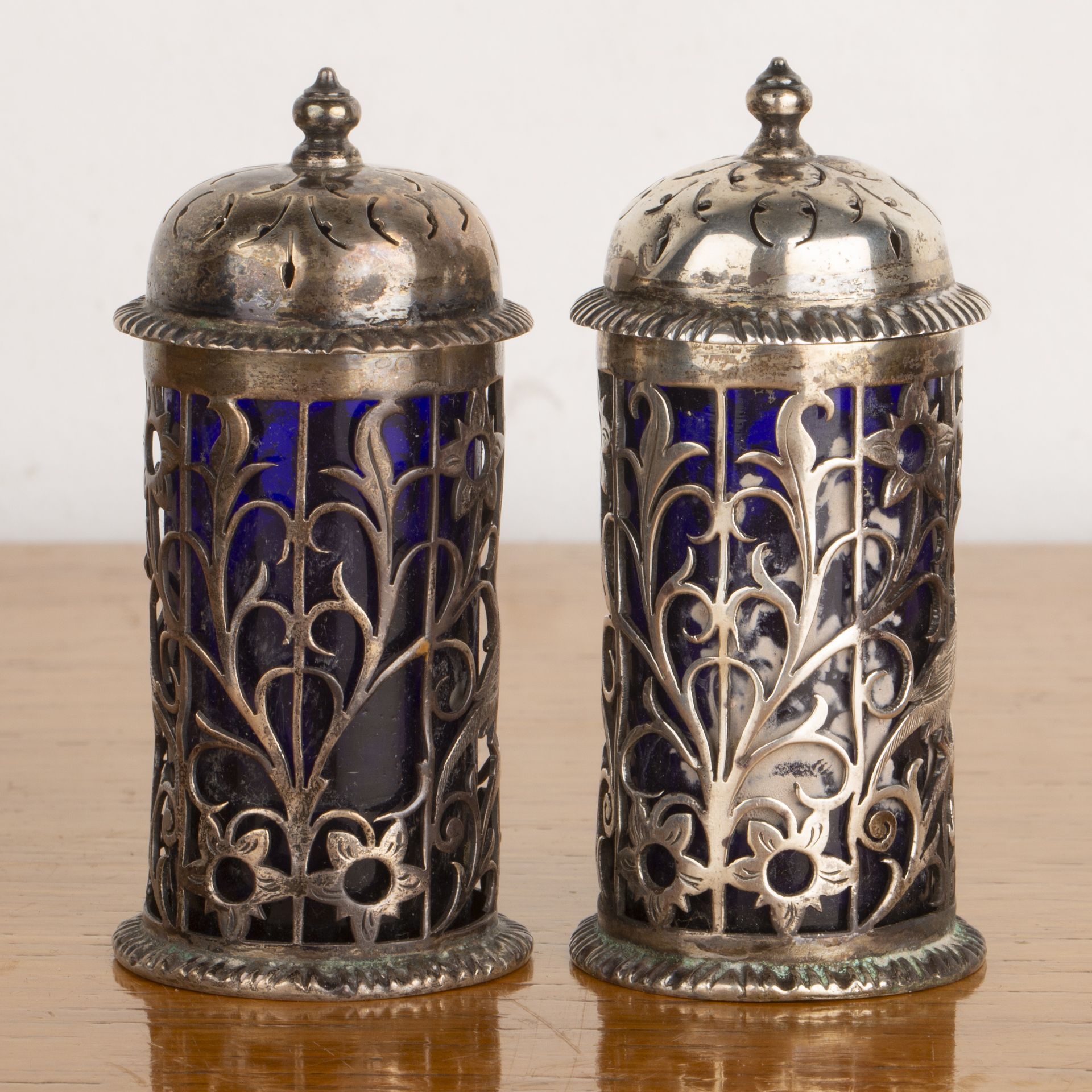 Pair of Edward VII silver pepperettes with pierced decoration of birds and foliage, with blue - Image 2 of 4