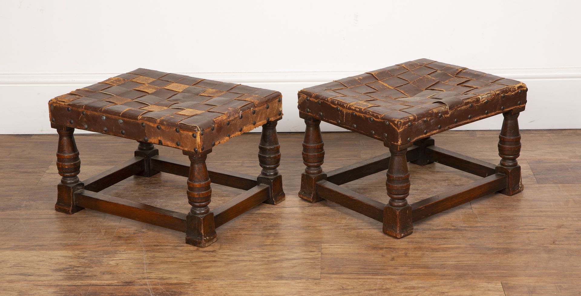Arts and Crafts near pair of oak framed footstools with woven leather tops, in the manner of - Bild 2 aus 3