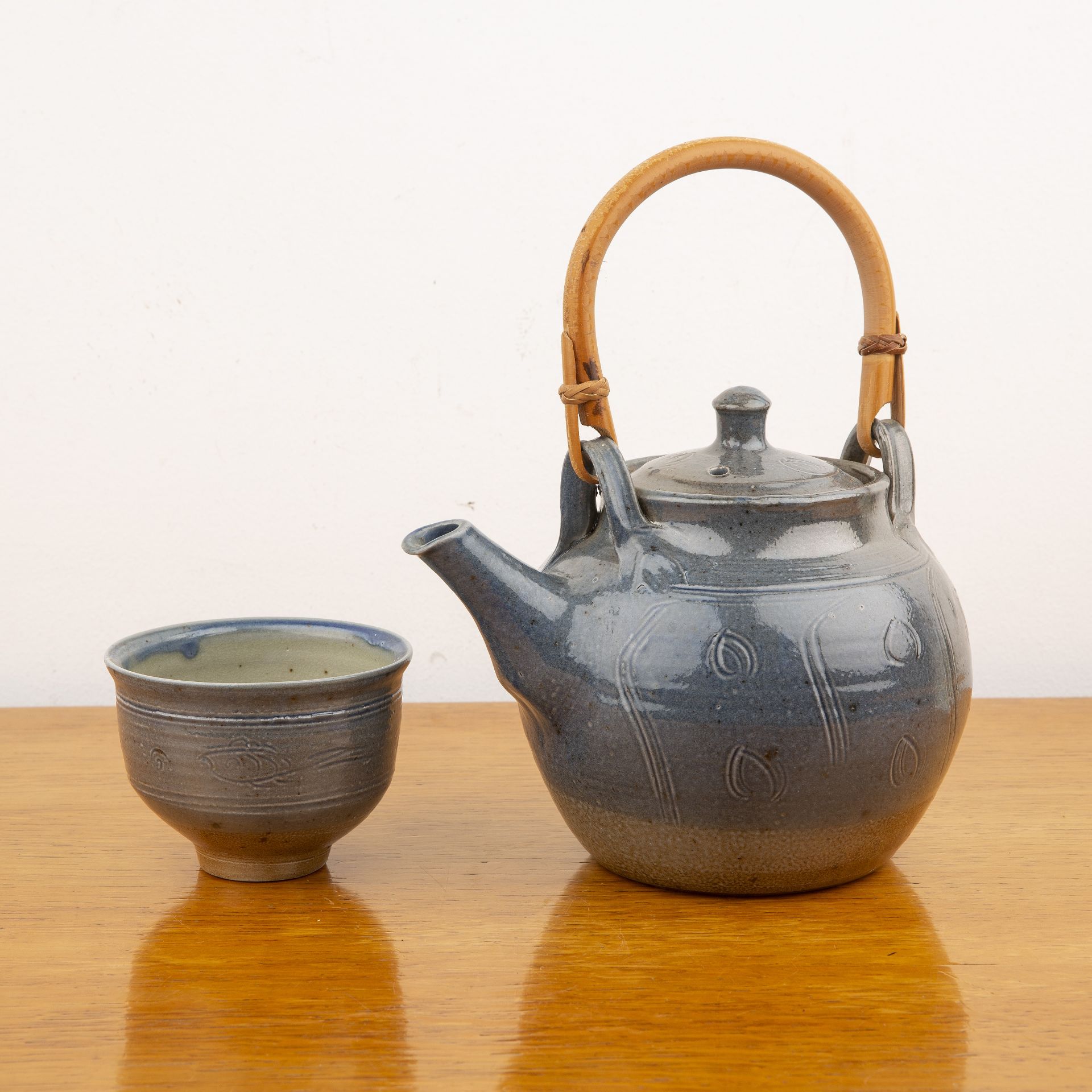 Ray Finch (1914-2012) at Winchcombe Pottery studio pottery blue glazed teapot with incised - Bild 2 aus 4