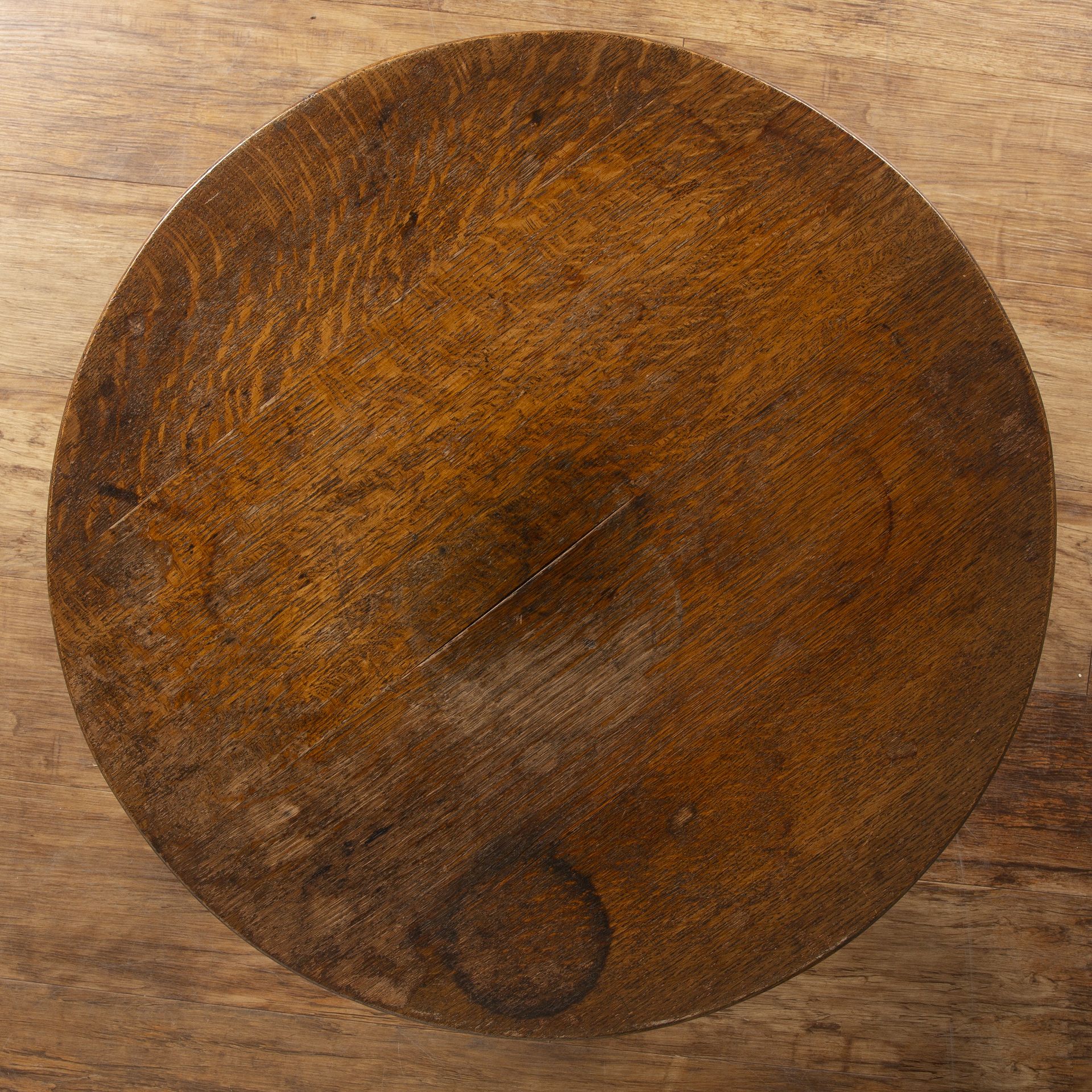 In the manner of Heals oak, circular topped table, unmarked, 60.5cm wide x 45cm high Overall signs - Bild 5 aus 5