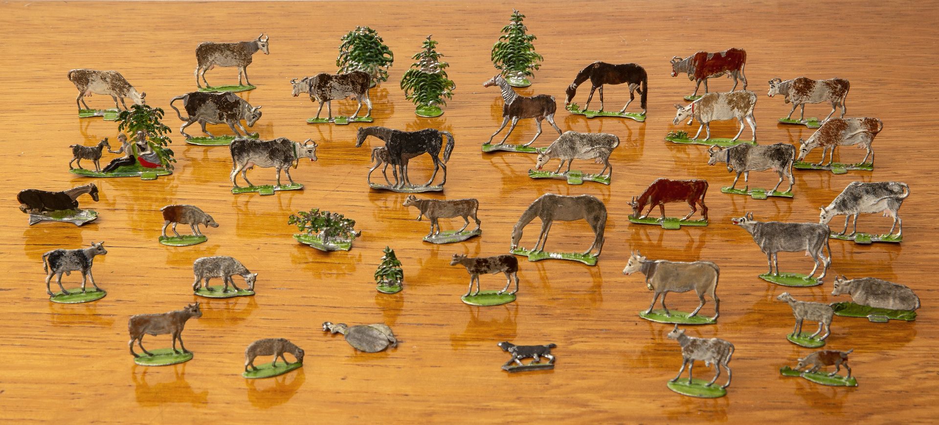Collection of lead painted cows and related civilian figures, in original wooden box with paper - Image 2 of 3