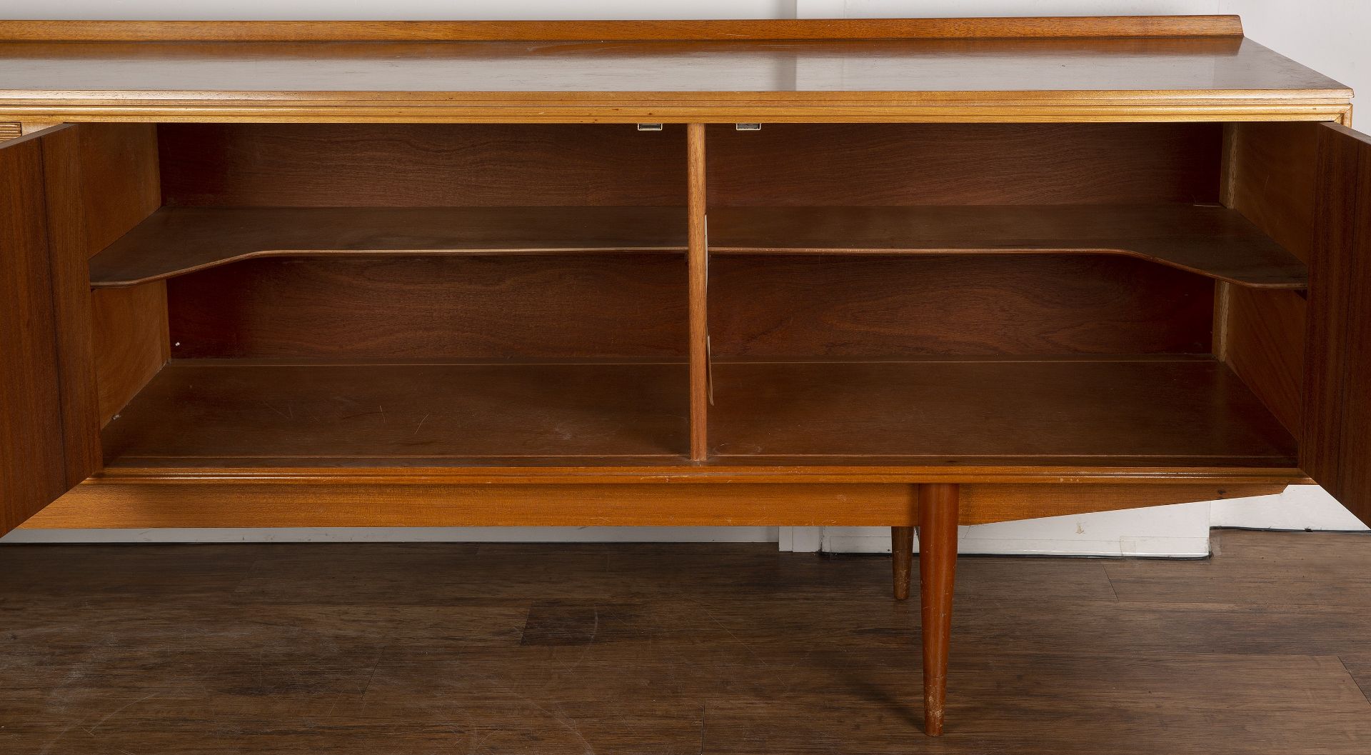 Robert Heritage for Archie Shine Ltd walnut and rosewood veneered 'Hamilton' sideboard, four drawers - Bild 2 aus 8