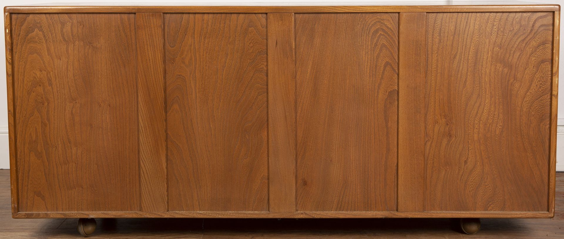 Luciano Ercolani (1888-1976) for Ercol elm sideboard, fitted with two cupboards and three central - Bild 6 aus 7