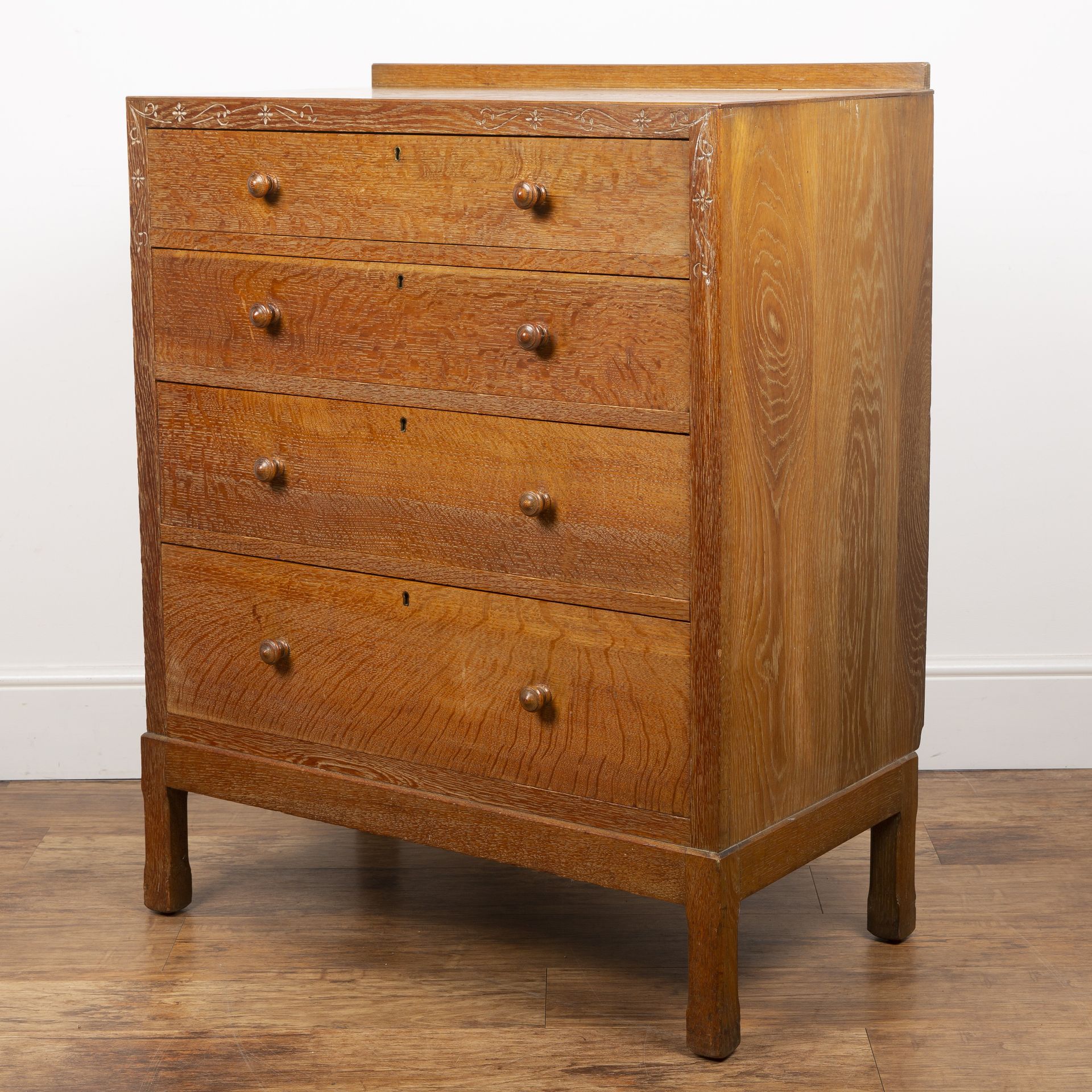Heals oak, circa 1930, chest of drawers with four graduated drawers having turned handles and with - Bild 4 aus 5