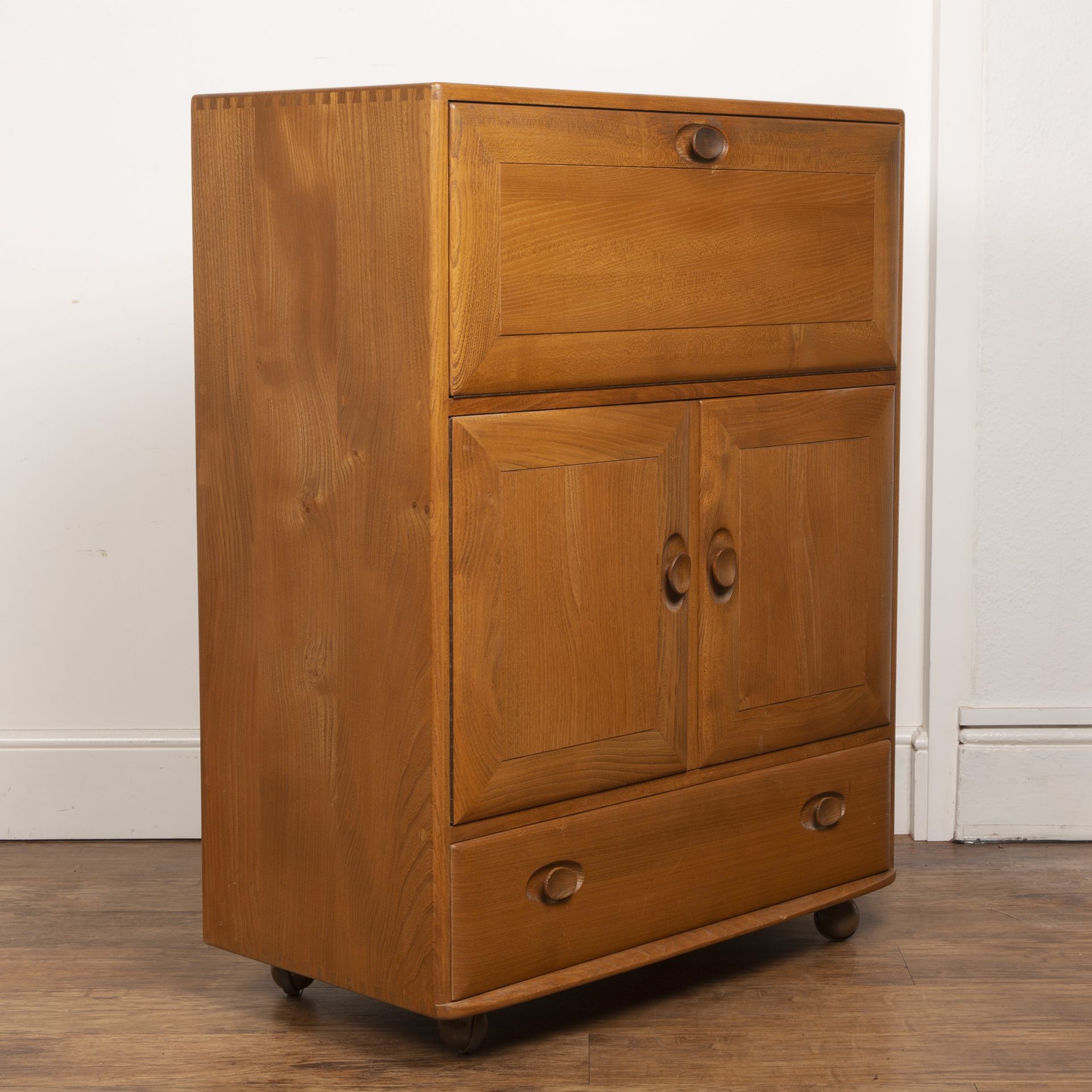 Luciano Ercolani (1888-1976) for Ercol elm, 'Windsor' model no. 469 side cabinet, with fitted - Bild 5 aus 6