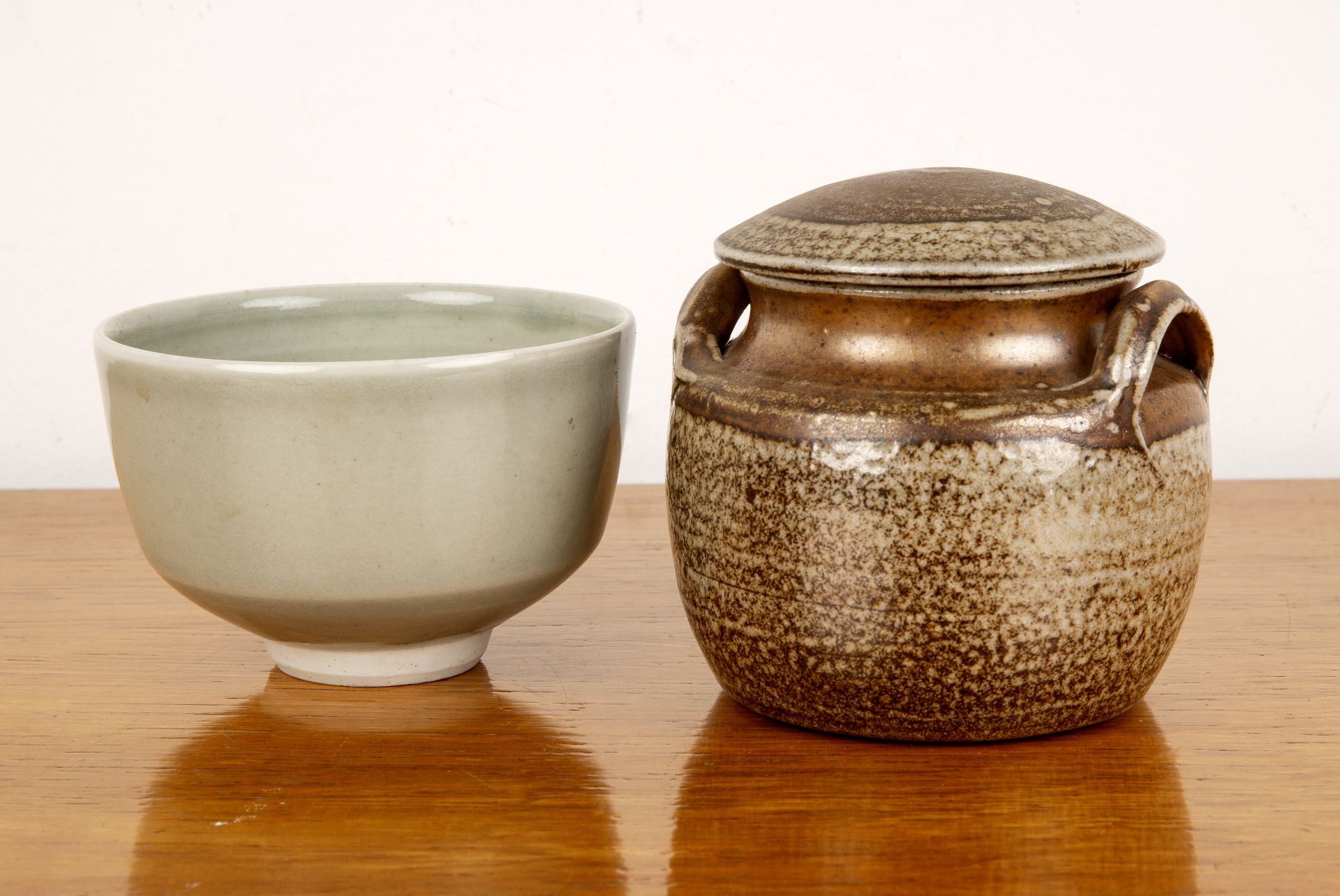 Ray Finch (1914-2012) at Winchcombe Pottery salt glazed studio pottery storage jar with cover, - Bild 2 aus 4