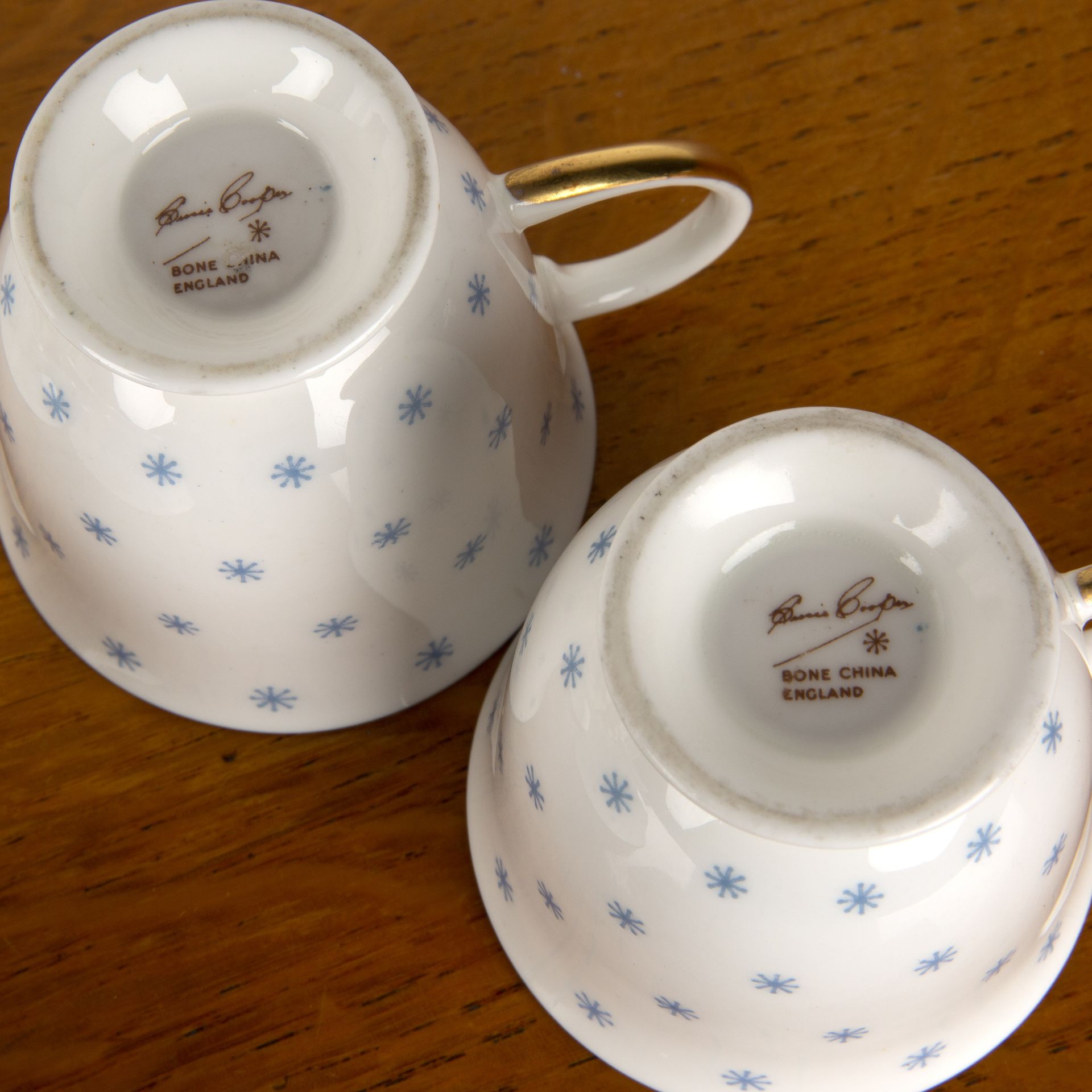 Susie Cooper (1902-1995) bone china tea set, decorated with blue stars on a white ground, with - Bild 4 aus 4