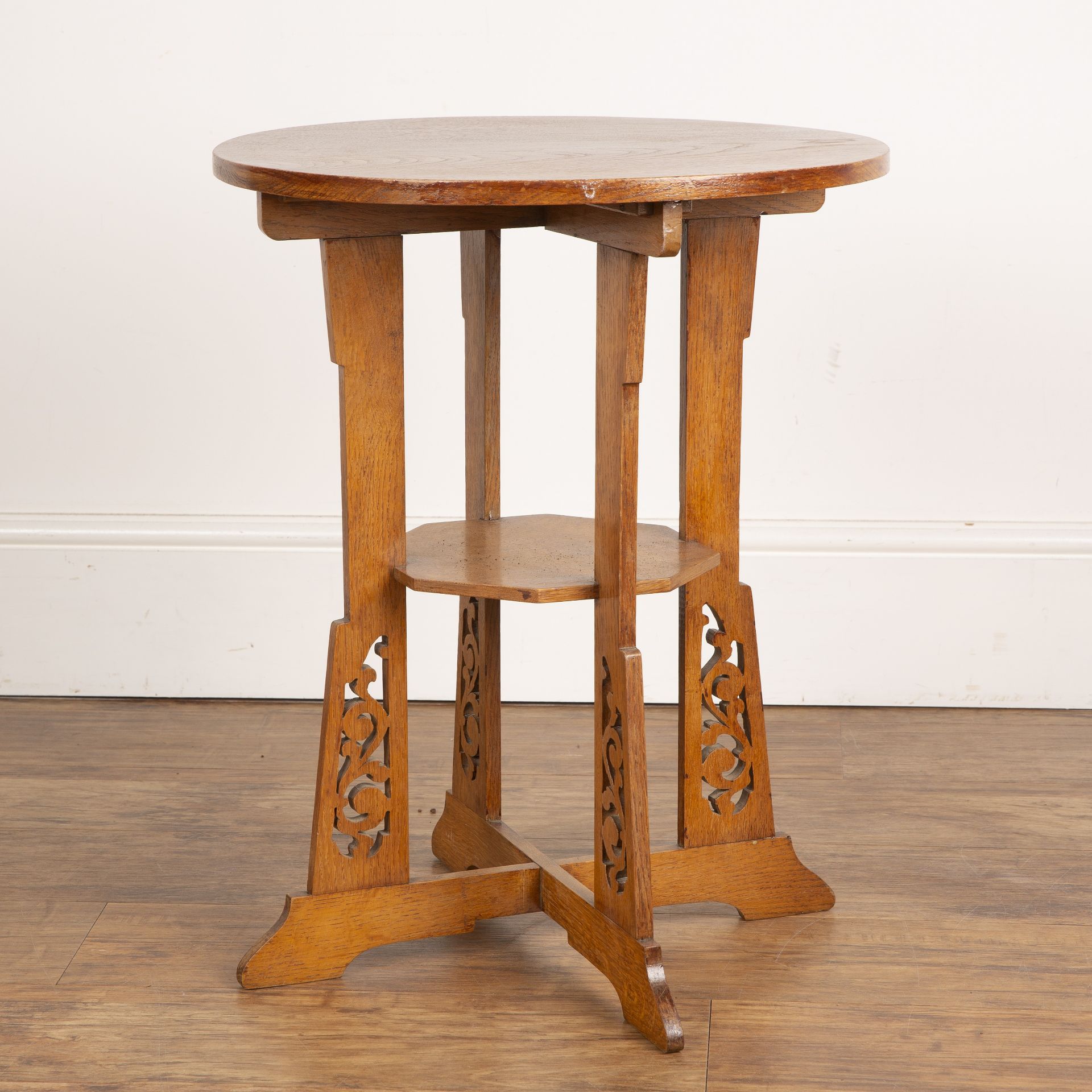 Aesthetic movement oak, circular topped table with open fret carved supports on cross stretchers, - Bild 3 aus 5
