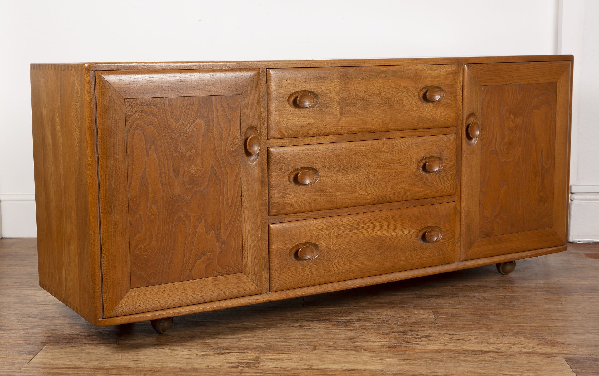 Luciano Ercolani (1888-1976) for Ercol elm sideboard, fitted with two cupboards and three central - Bild 4 aus 7