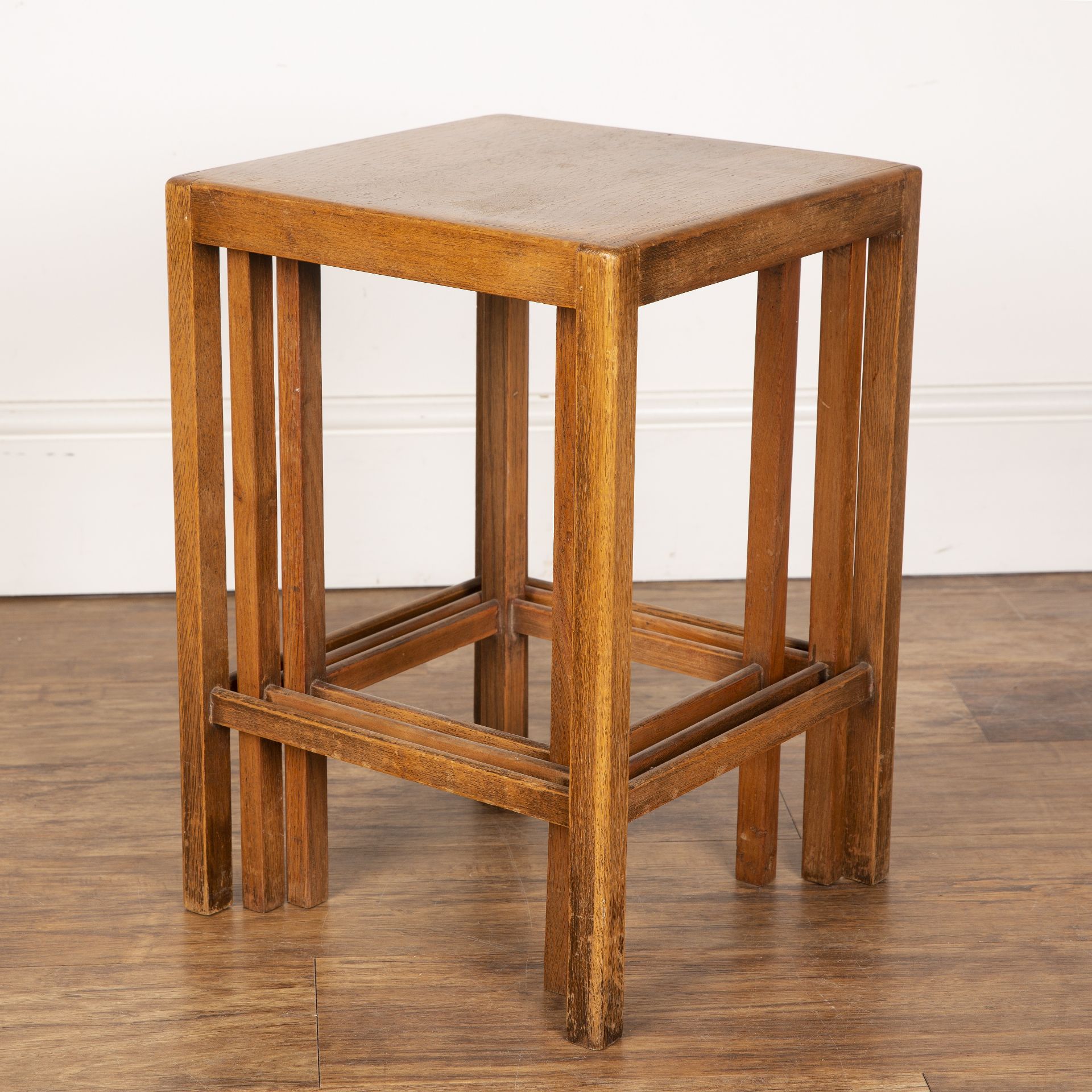 Heals style oak, nest of three tables, with square tops, the largest table measures 34cm wide x 49cm - Bild 6 aus 6