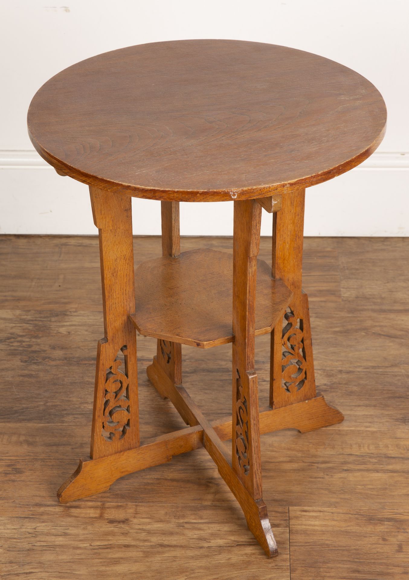 Aesthetic movement oak, circular topped table with open fret carved supports on cross stretchers, - Bild 4 aus 5