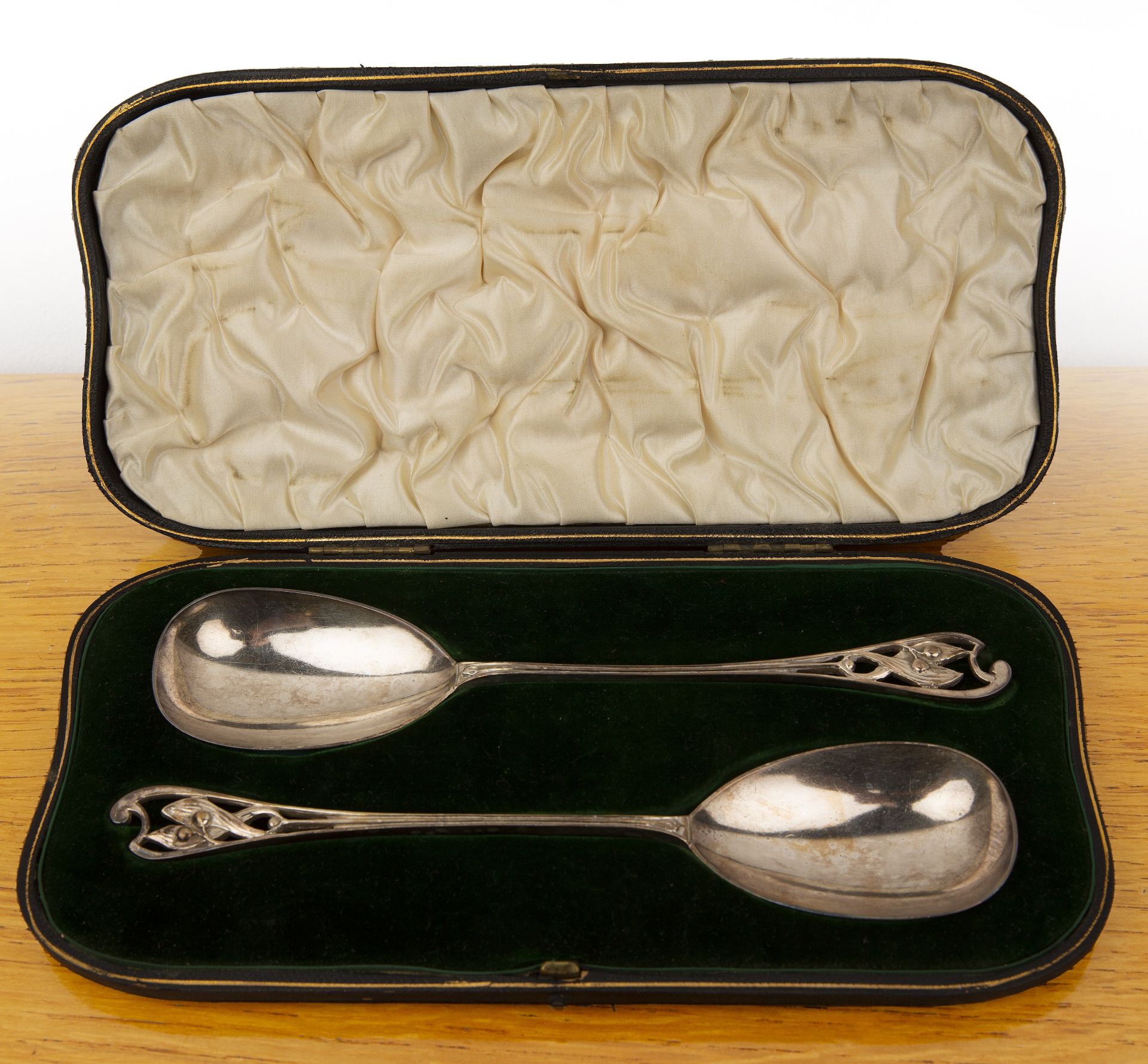 Arts and Crafts cased pair of silver spoons set, with stylised finials, bearing marks for William