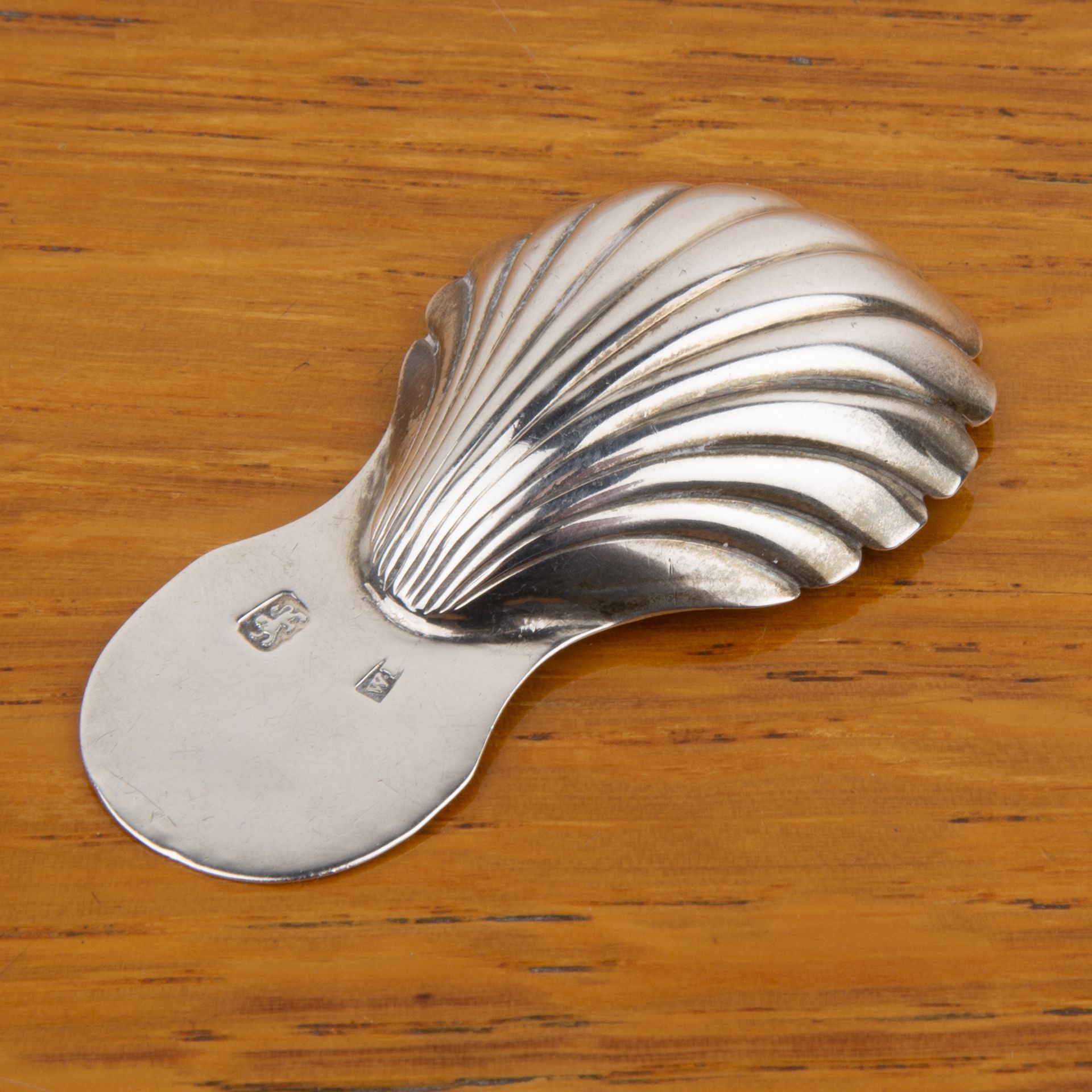 18th Century silver tea caddy spoon with hand cut finial/handle and hand drawn shell bowl, with - Bild 2 aus 3