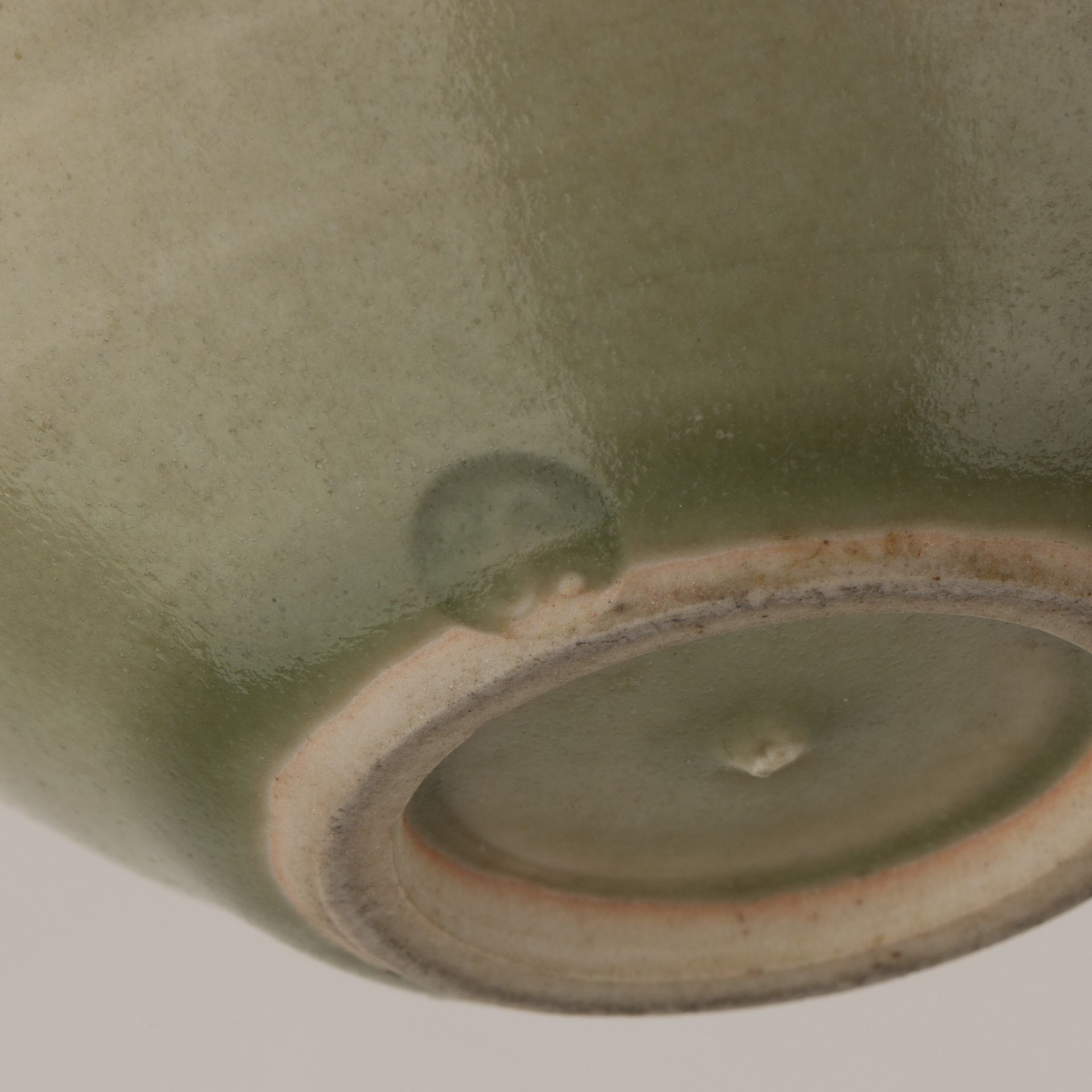 Attributed to David Leach (1911-2005) at Leach Pottery celadon glazed preserve pot, decorated with - Image 6 of 7