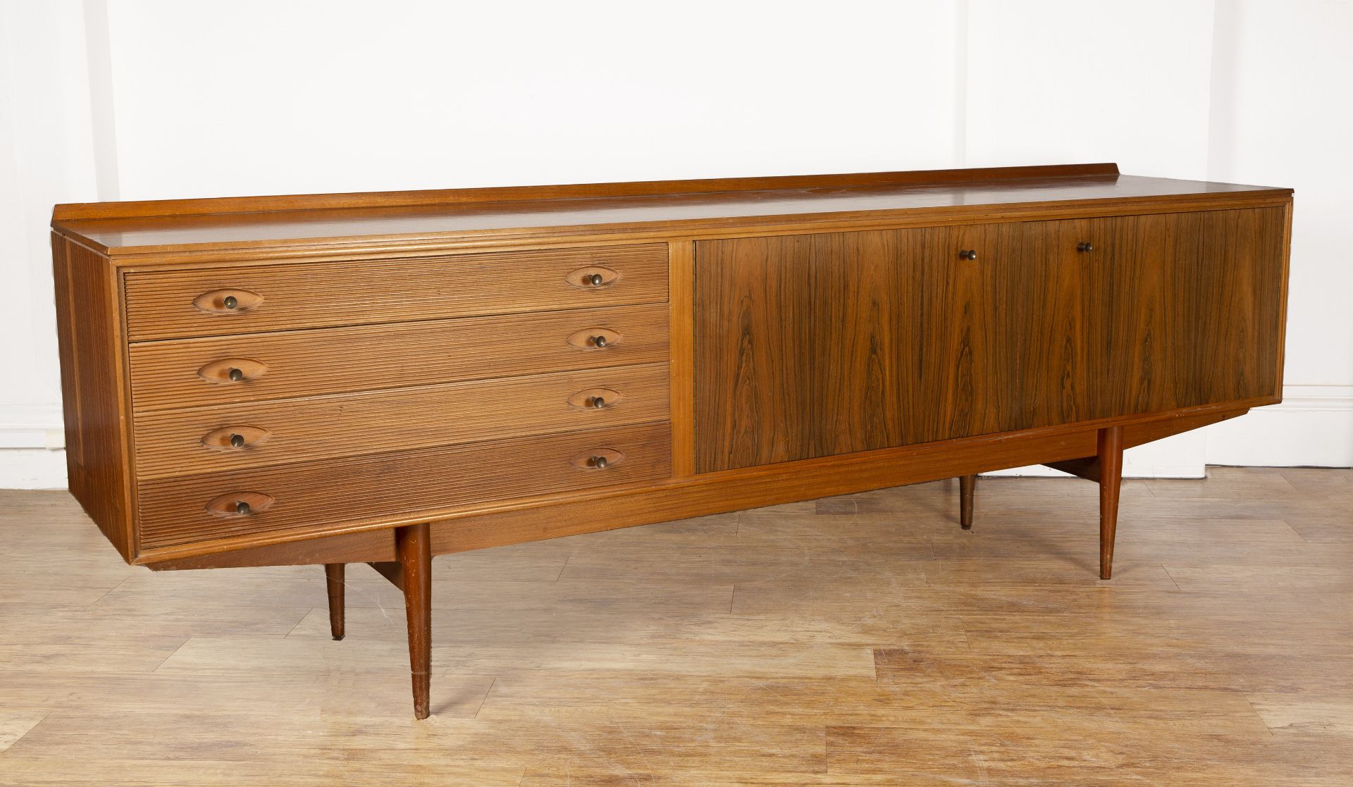 Robert Heritage for Archie Shine Ltd walnut and rosewood veneered 'Hamilton' sideboard, four drawers - Bild 3 aus 8