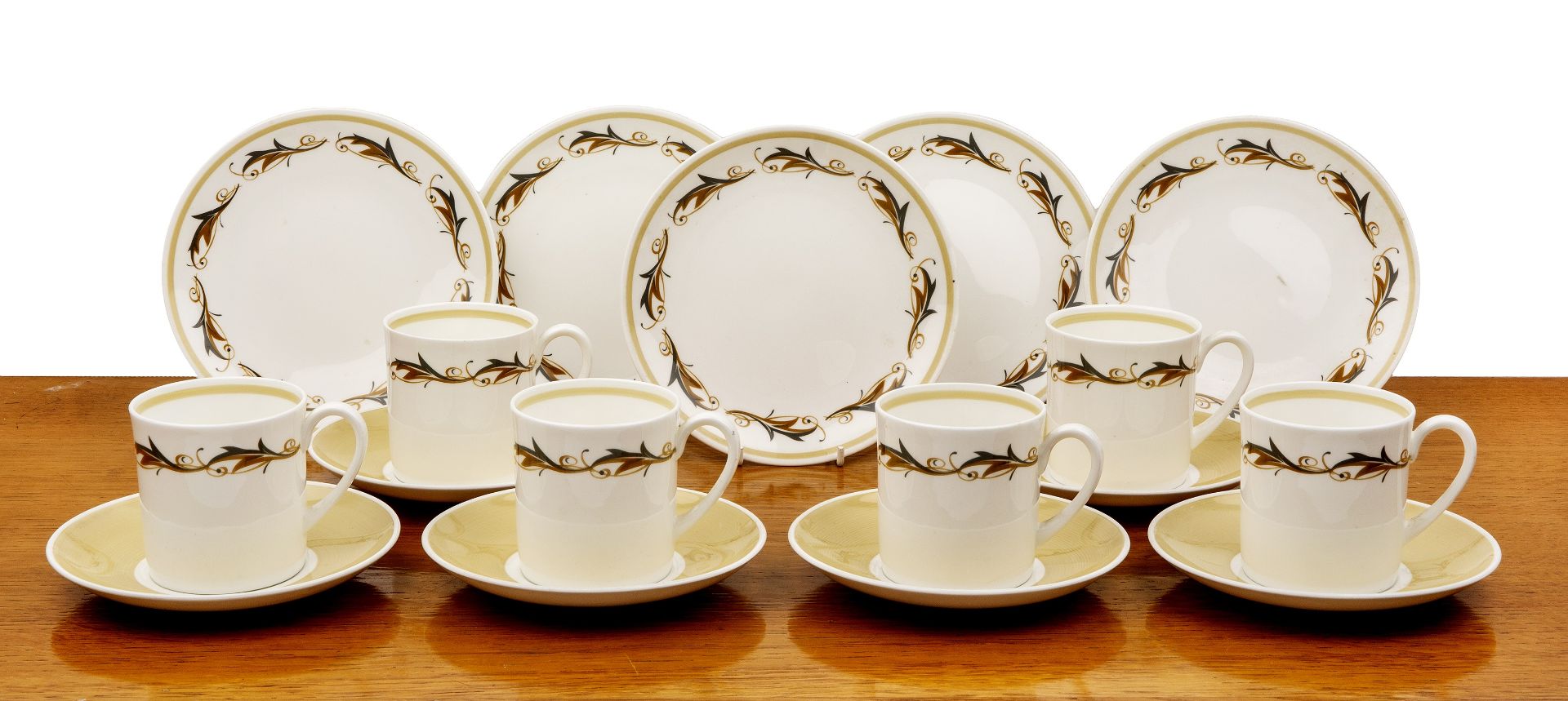 Susie Cooper (1902-1995) collection of various teacups and saucers to include 'Black Fruit' etc At - Bild 4 aus 5