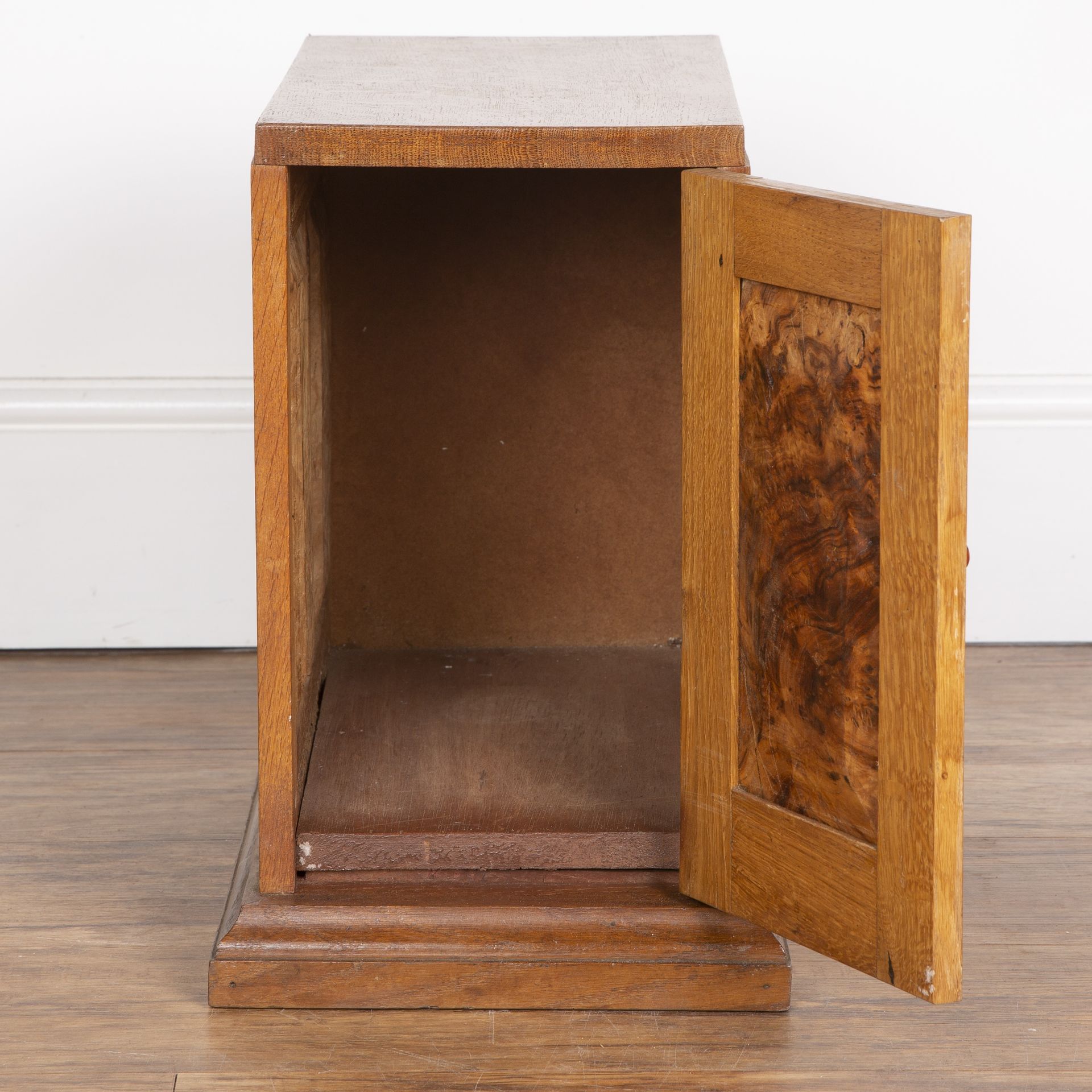 Cotswold School oak and burr walnut tabletop cupboard, with panelled doors and sides, on plinth - Bild 2 aus 5