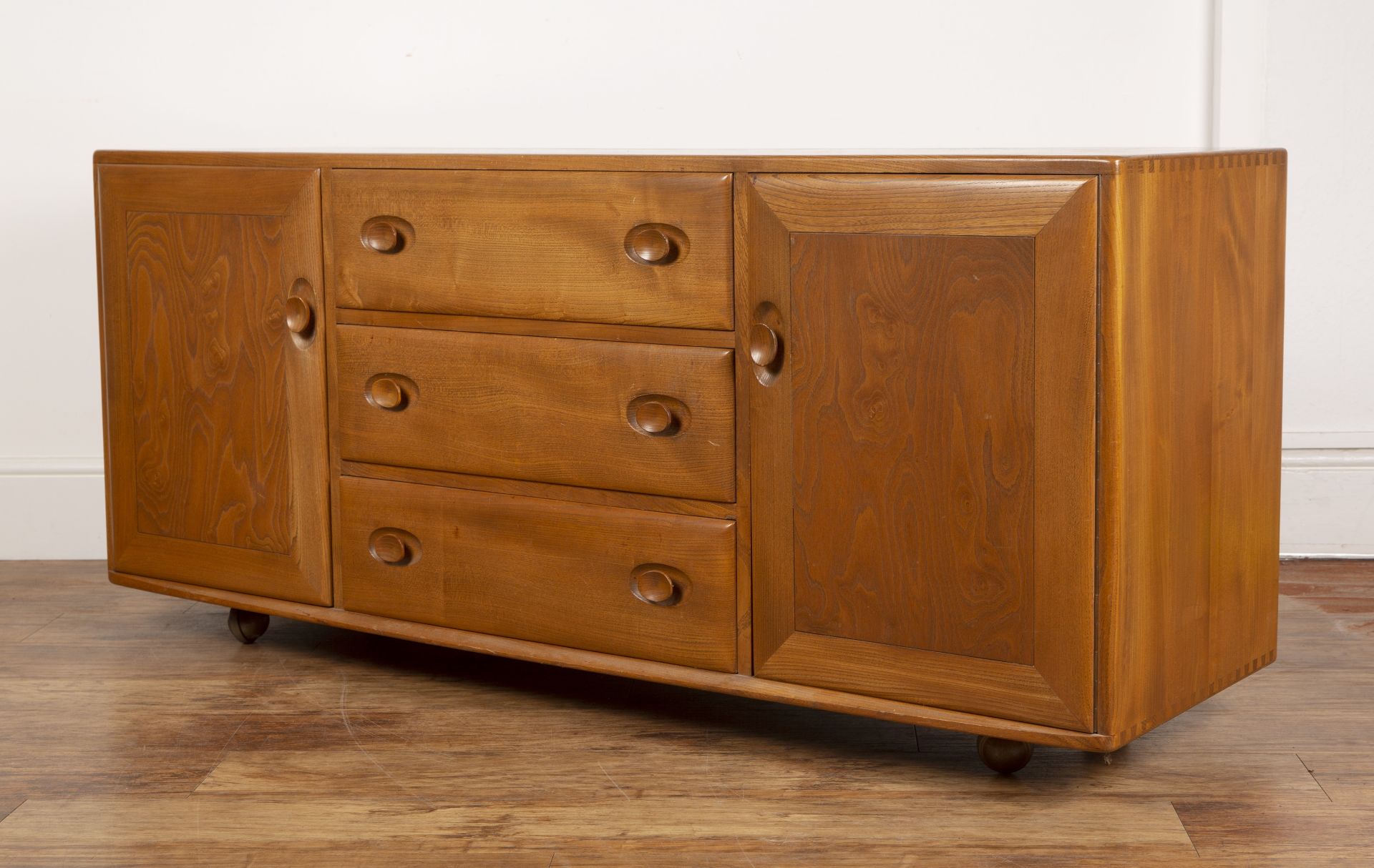 Luciano Ercolani (1888-1976) for Ercol elm sideboard, fitted with two cupboards and three central - Bild 5 aus 7
