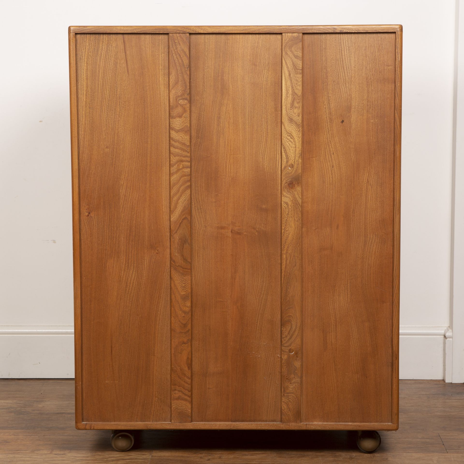 Luciano Ercolani (1888-1976) for Ercol elm, 'Windsor' model no. 469 side cabinet, with fitted - Bild 6 aus 6