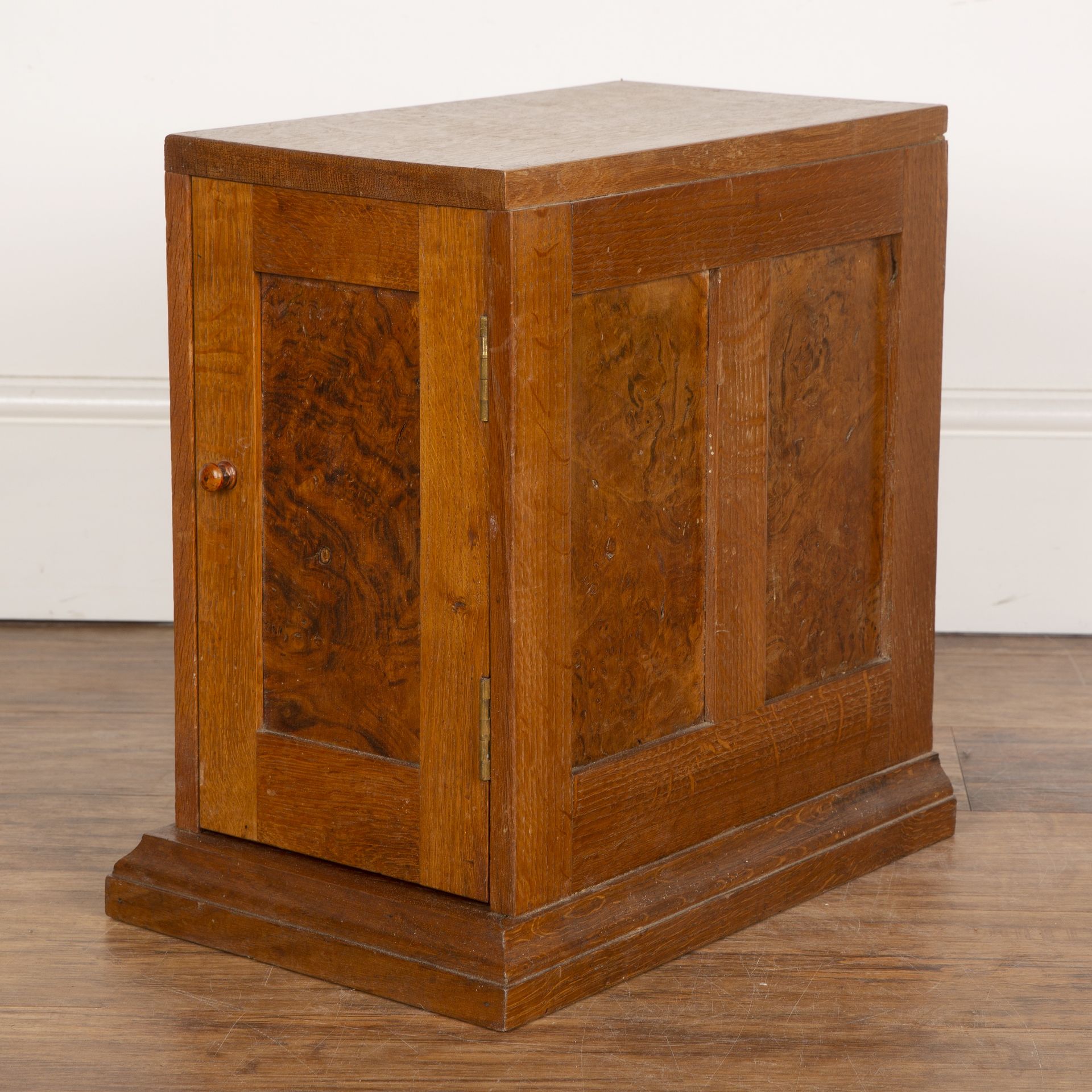 Cotswold School oak and burr walnut tabletop cupboard, with panelled doors and sides, on plinth - Bild 3 aus 5