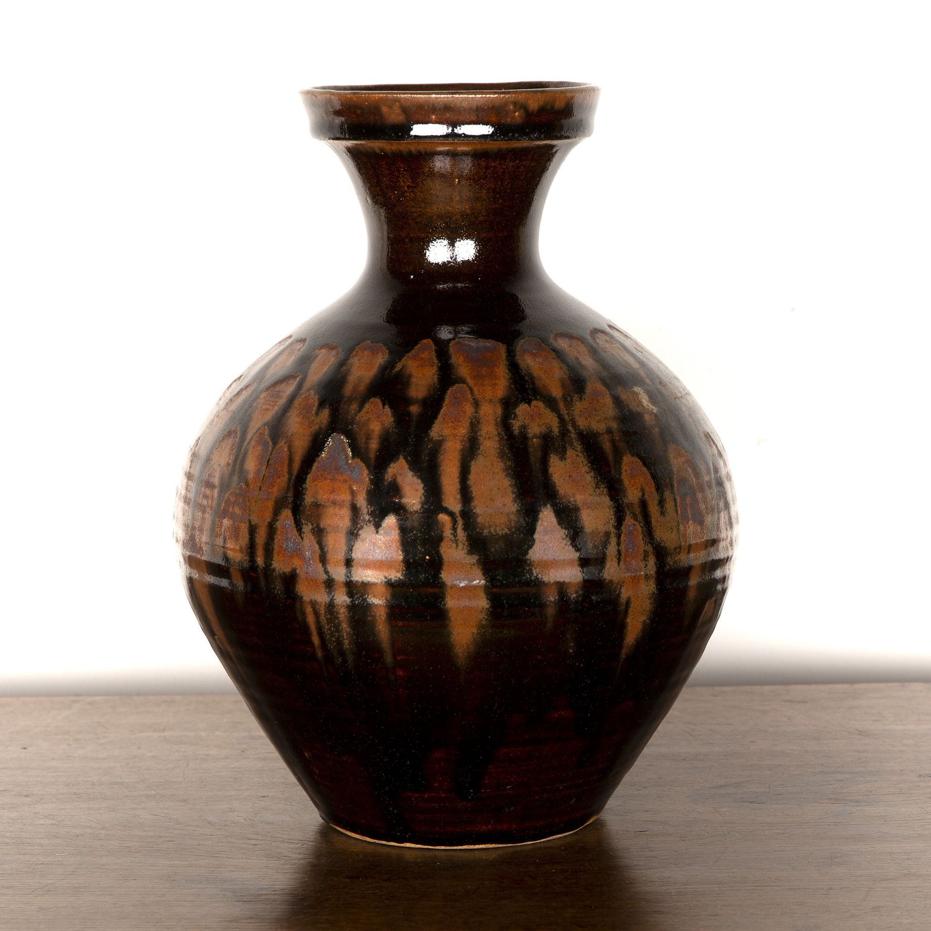 David Leach (1911-2005) studio ceramic bulbous vase, with iron glaze, impressed mark to the footrim, - Bild 2 aus 3