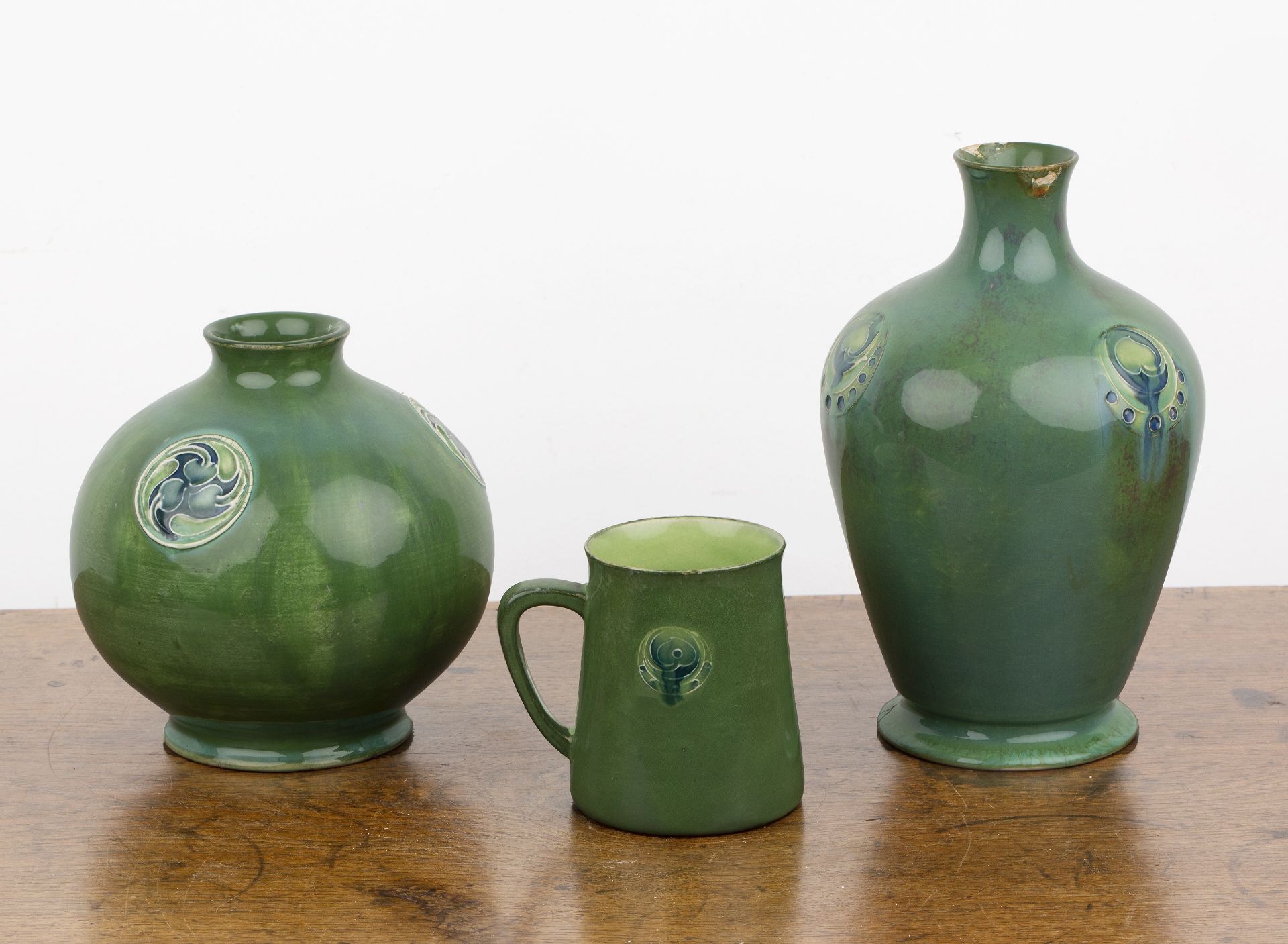 William Moorcroft (1872-1945) for Liberty and Co 'Flamminian ware' in green colourway, with - Bild 2 aus 6