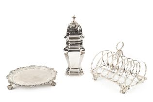 An early Victorian silver seven bar toast rack, the shaped and curved divisions with oval loop