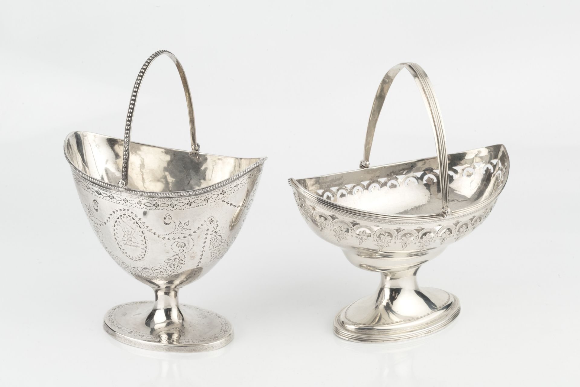 A George III silver swing handled sugar basket, with beaded border and handle, and bright-cut - Bild 3 aus 3