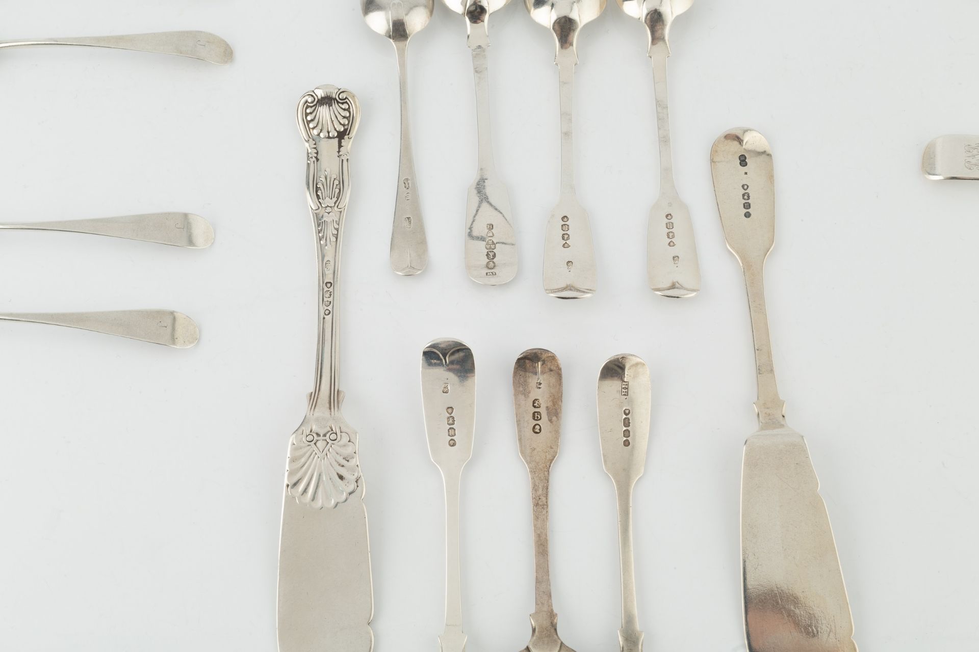 A set of six early Victorian silver fiddle and shell pattern teaspoons, by John Walton, Newcastle - Bild 2 aus 2