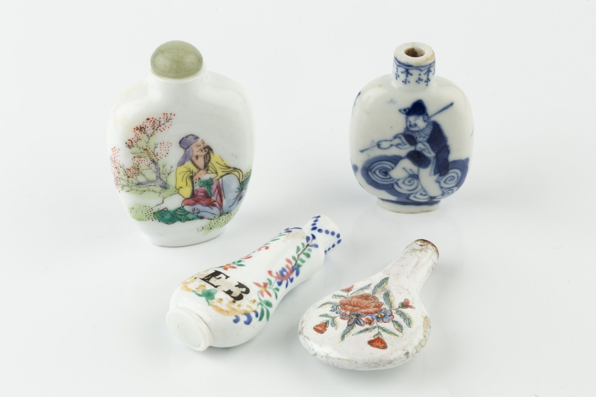 A late 18th/early 19th century enamel scent bottle, painted to each side with flowers on a white - Bild 2 aus 2