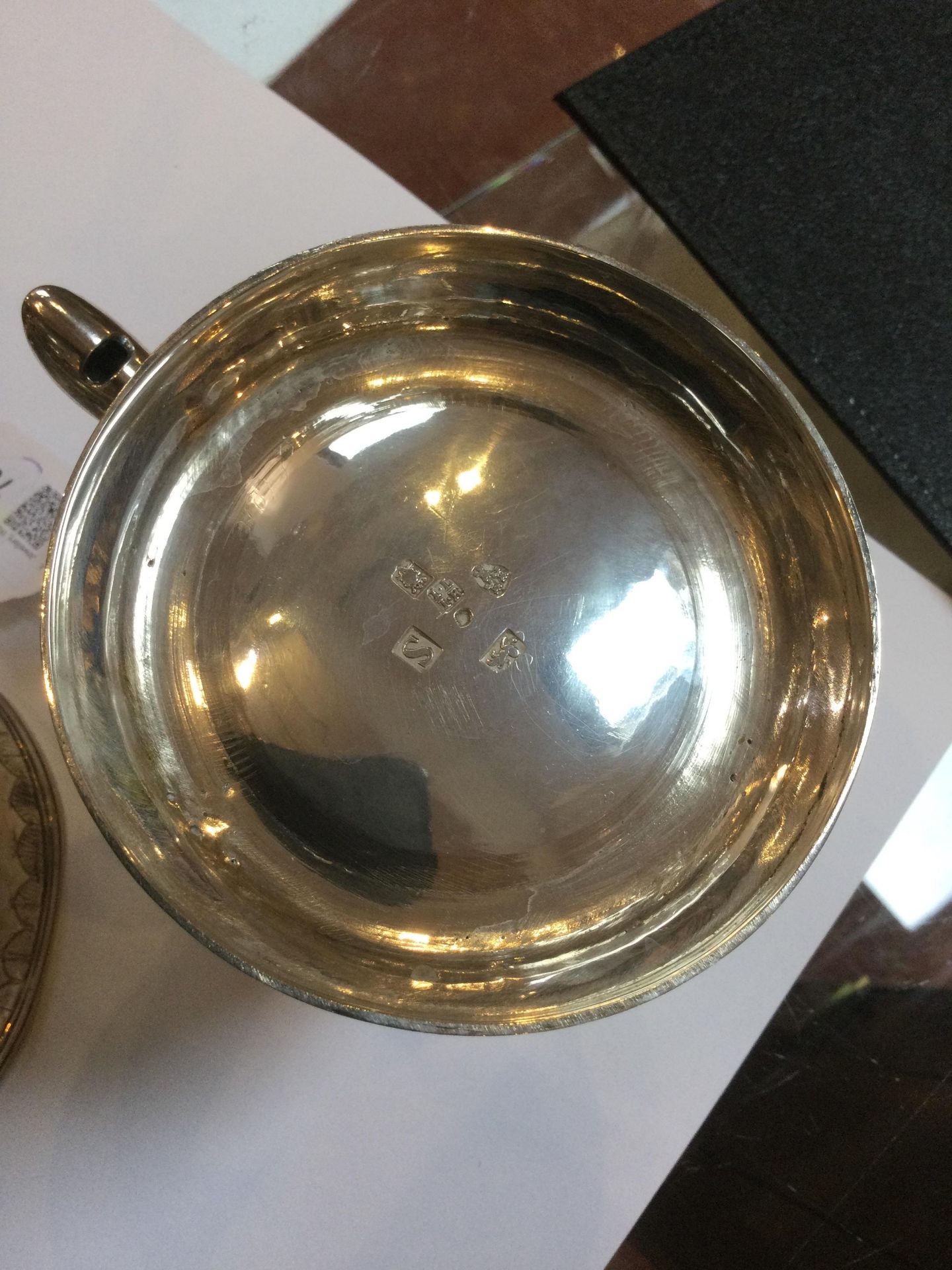 A George III silver pint mug, of plain slightly tapered design, the scroll handle with engraved - Bild 10 aus 10