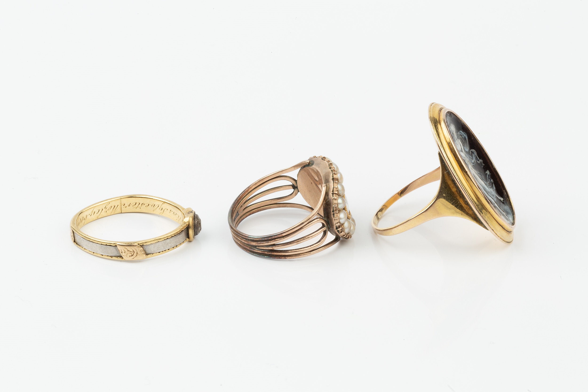 A Georgian gold and seed pearl memorial ring, with glazed plaited hairwork panel and gilt monogram - Image 2 of 3