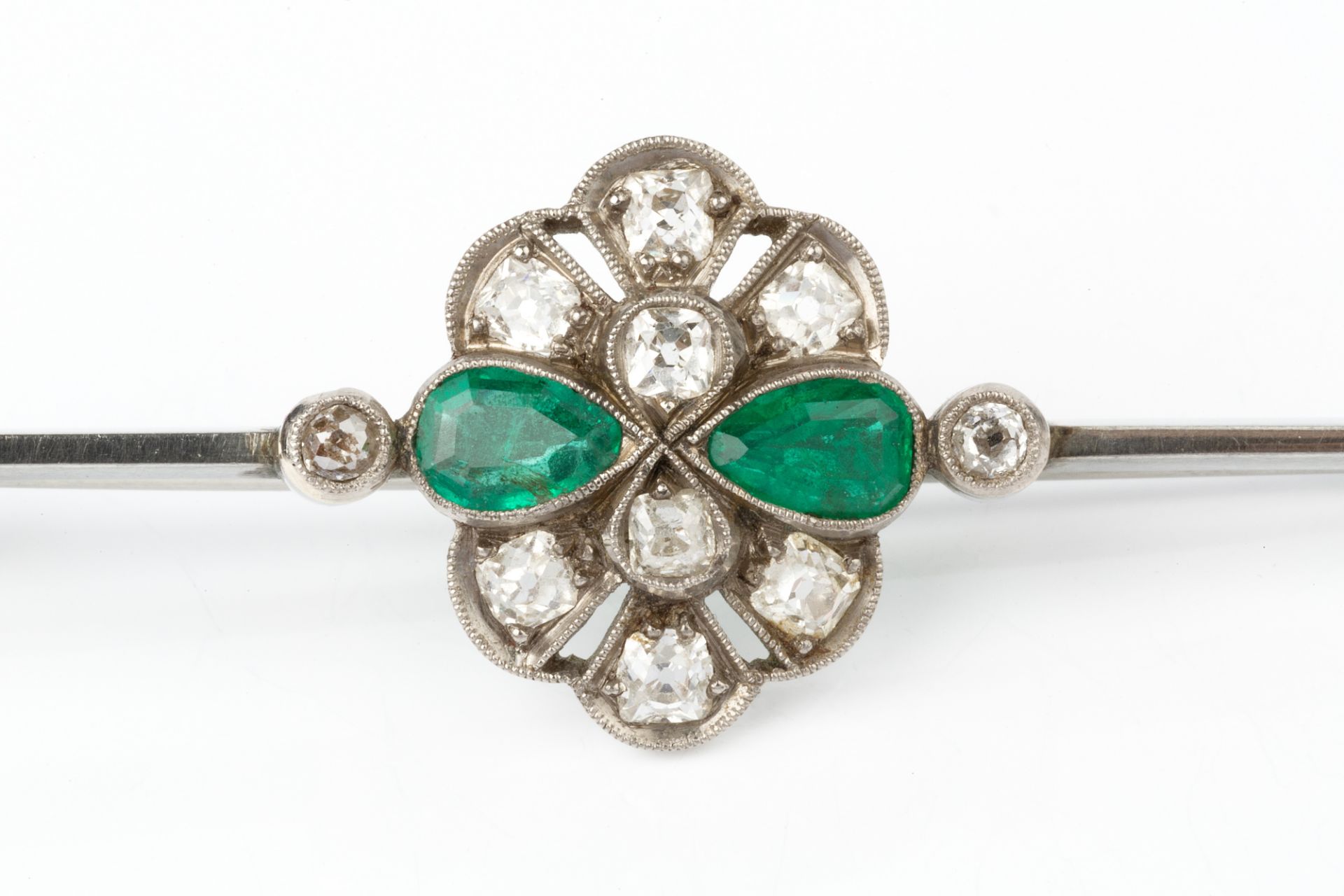 An emerald and diamond cluster bar brooch, the uniform bar centred with a pierced and millegrained - Bild 3 aus 6