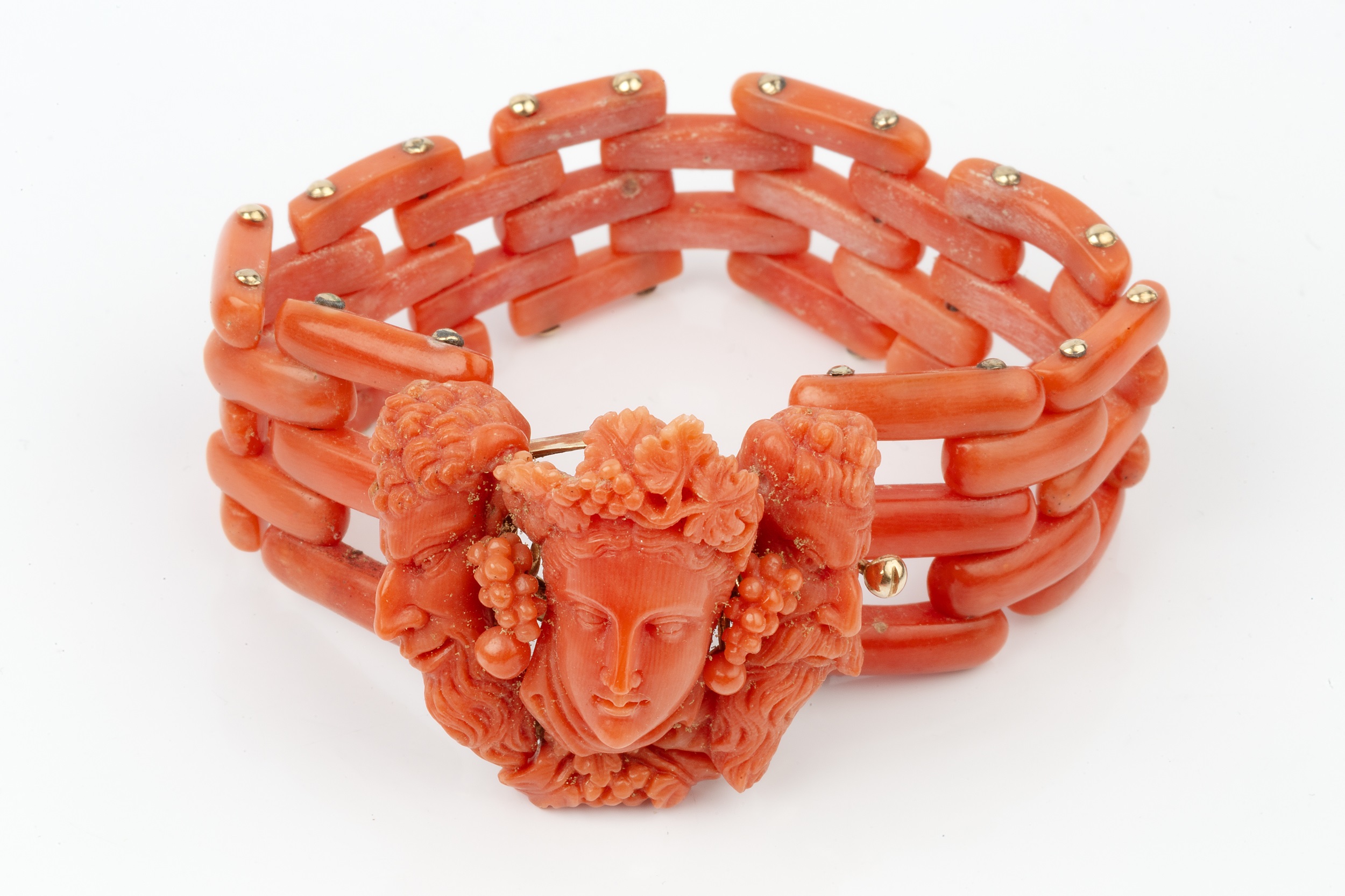 A suite of carved coral jewellery, comprising a necklace, bracelet, brooch, pair of earrings and two - Image 2 of 8