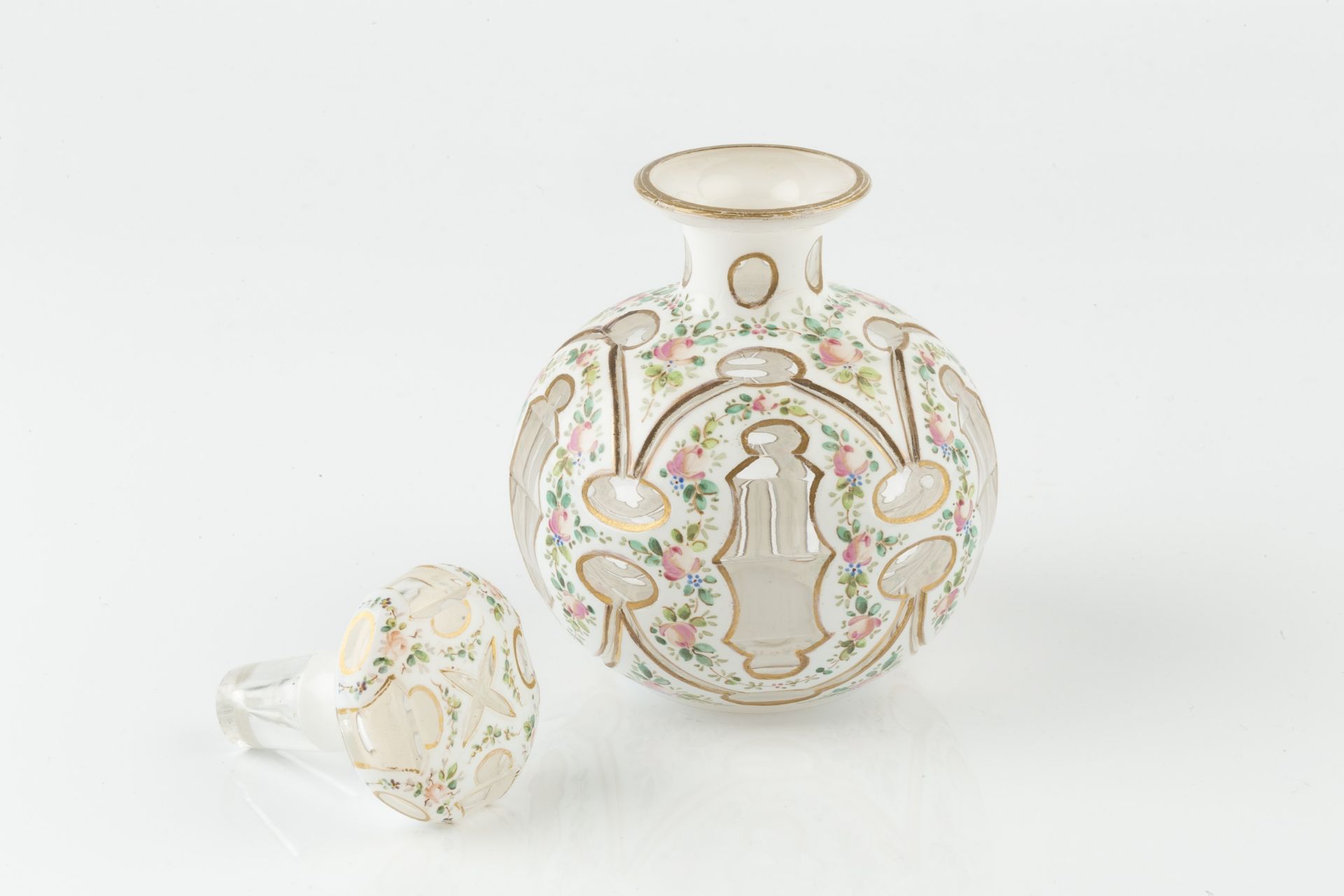 A Victorian white overlaid cut glass scent bottle and stopper, of globular form, the gilt edged - Bild 2 aus 2
