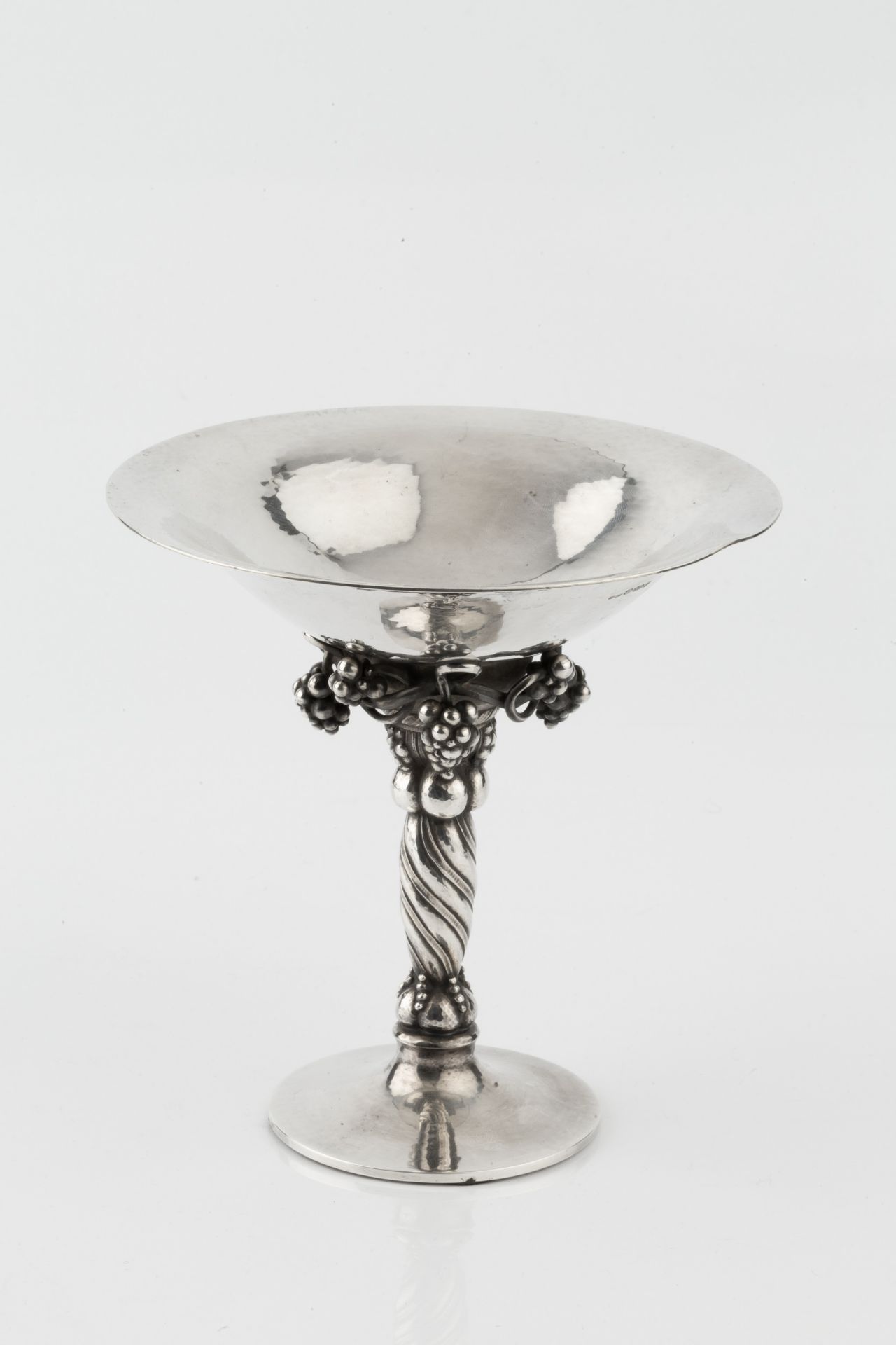 A silver small tazza, by Georg Jensen, with dished and planished top on wrythen support with - Bild 3 aus 3