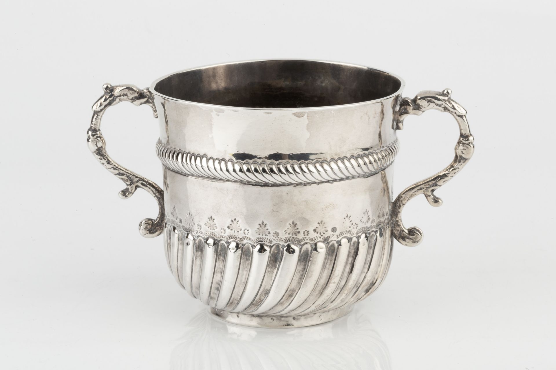 A William III silver porringer, the girdled body with spirally lobed lower section, and having - Bild 2 aus 3