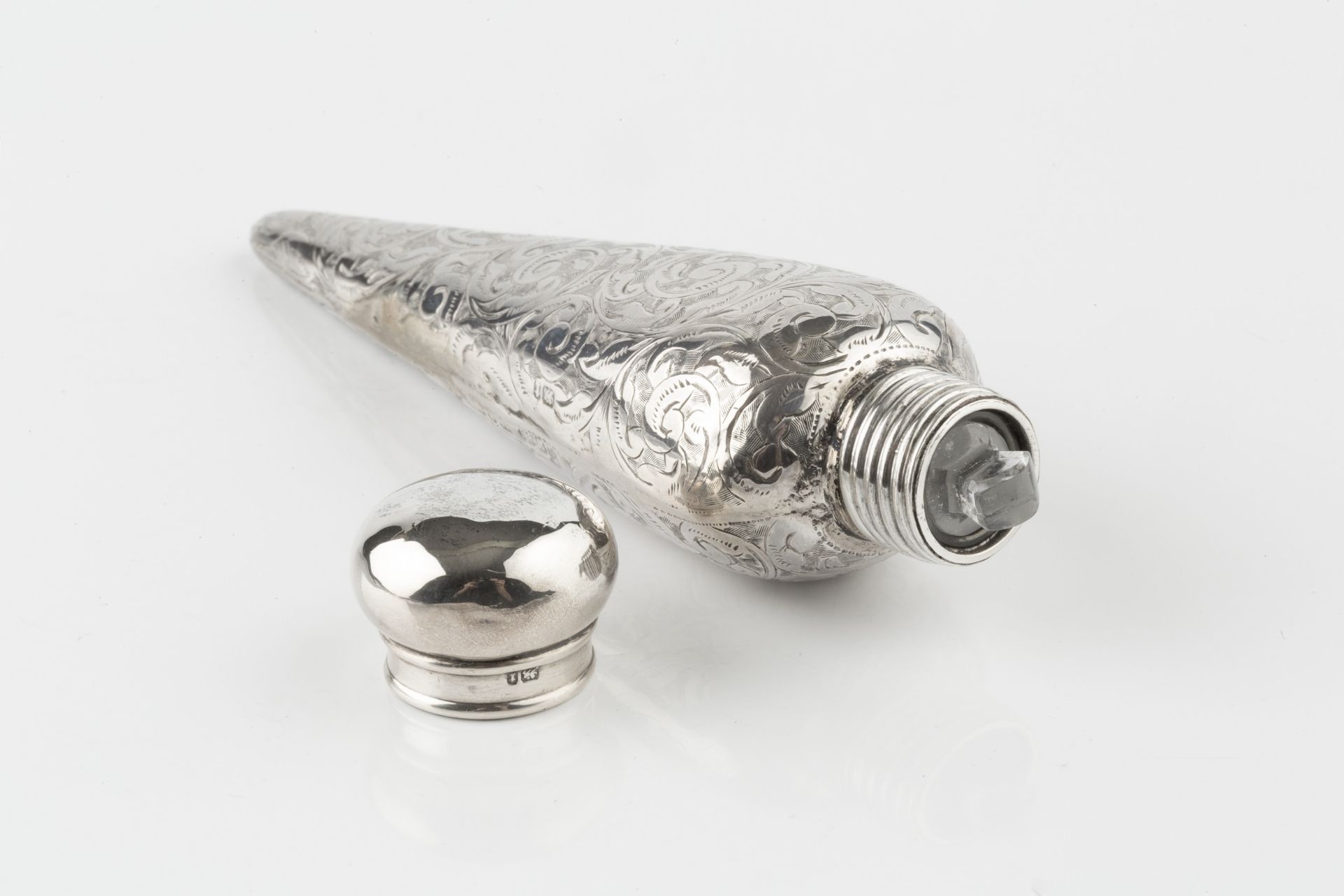 A late Victorian silver scent bottle, of icicle form, engraved with scrolling foliage and having - Bild 2 aus 3