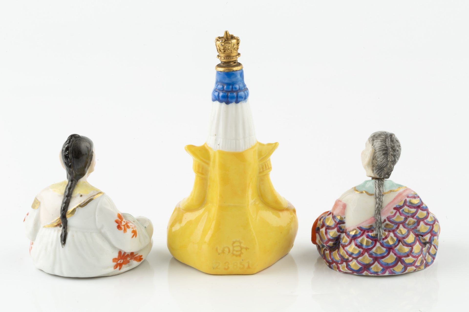 A late 19th century Continental porcelain novelty scent bottle, modelled as a seated Chinaman, his - Bild 2 aus 3