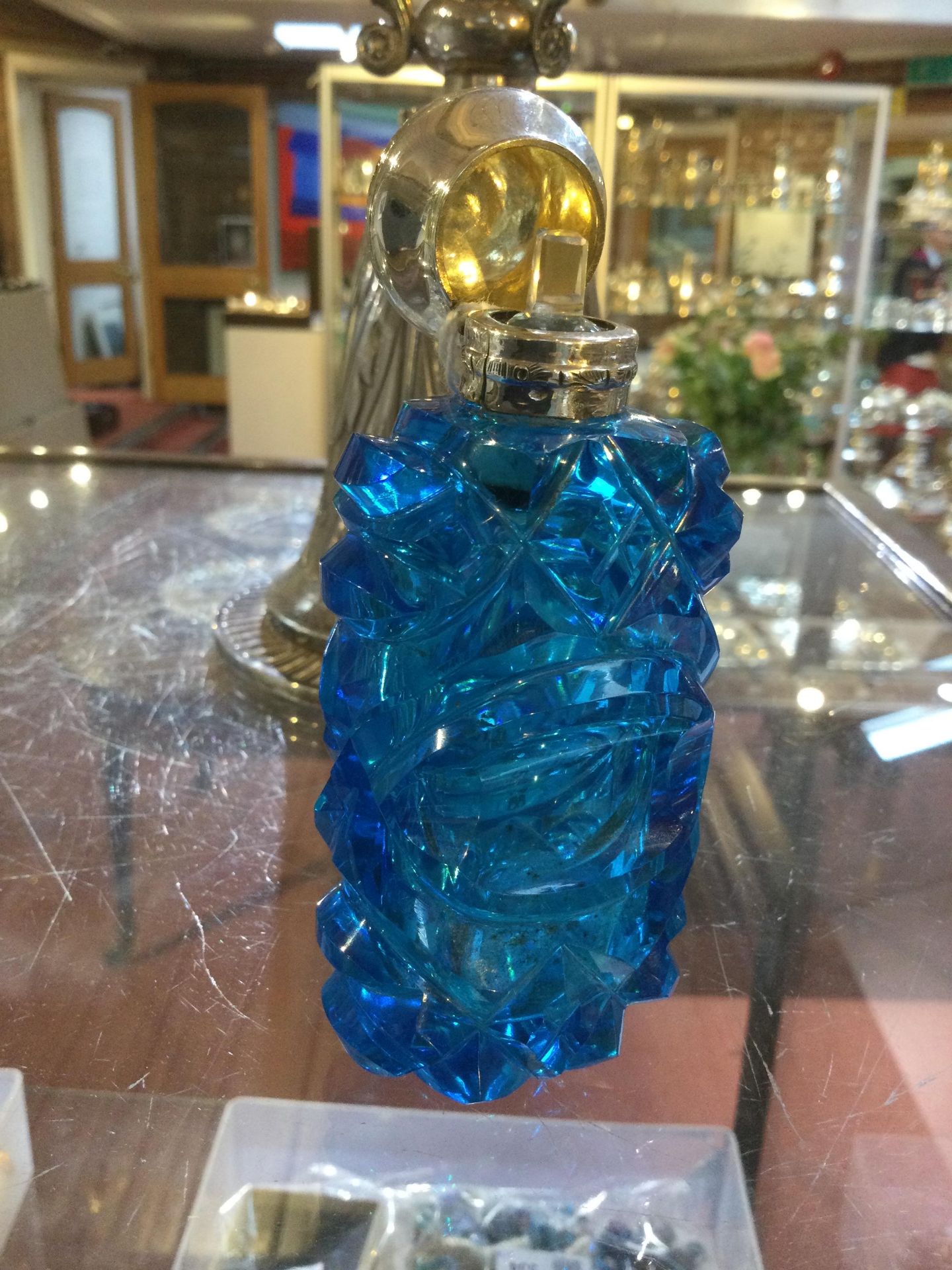 A 19th century French blue glass scent bottle, of moon flask form, having bands of hobnail and slice - Bild 5 aus 10