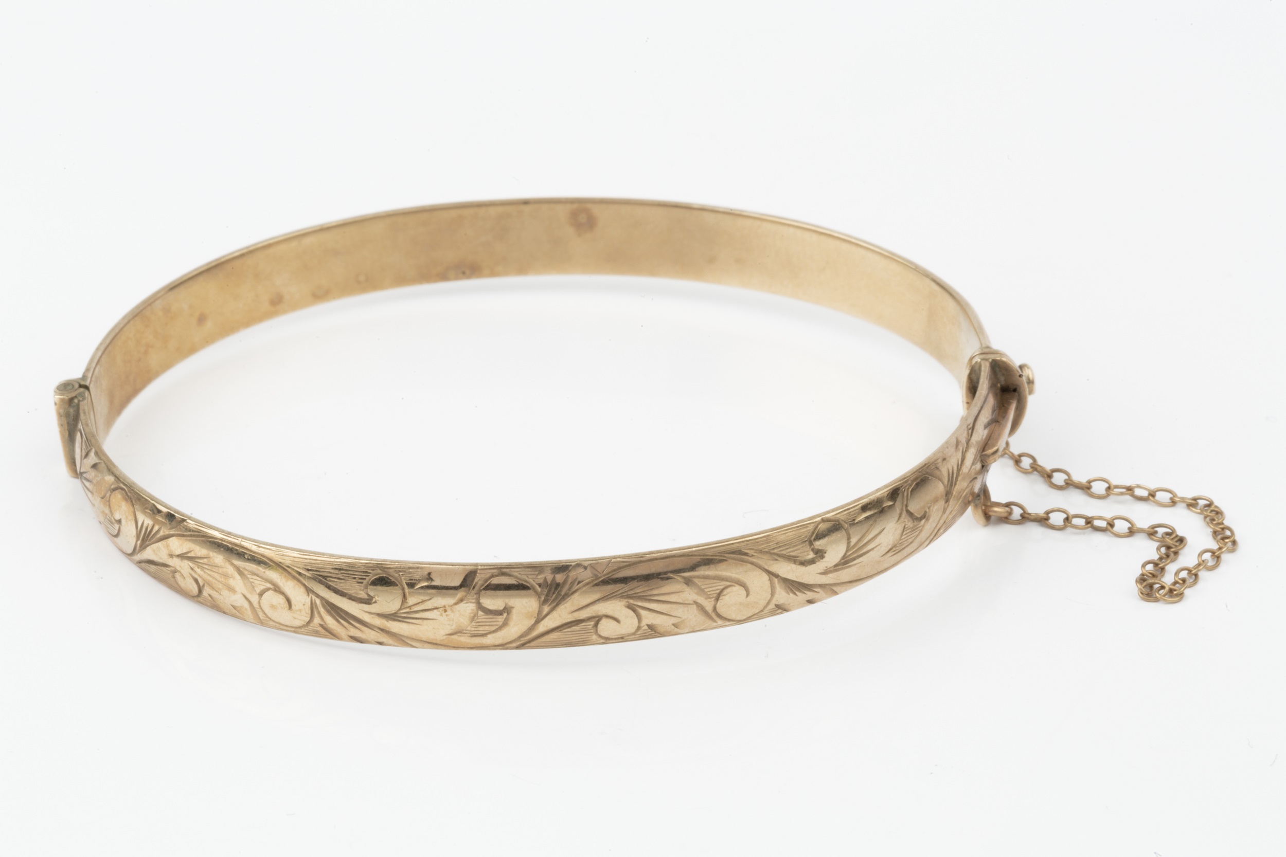 A 9ct gold hinged bangle, with foliate engraved decoration, 6.5cm wide approx weight 17.8g - Image 2 of 3