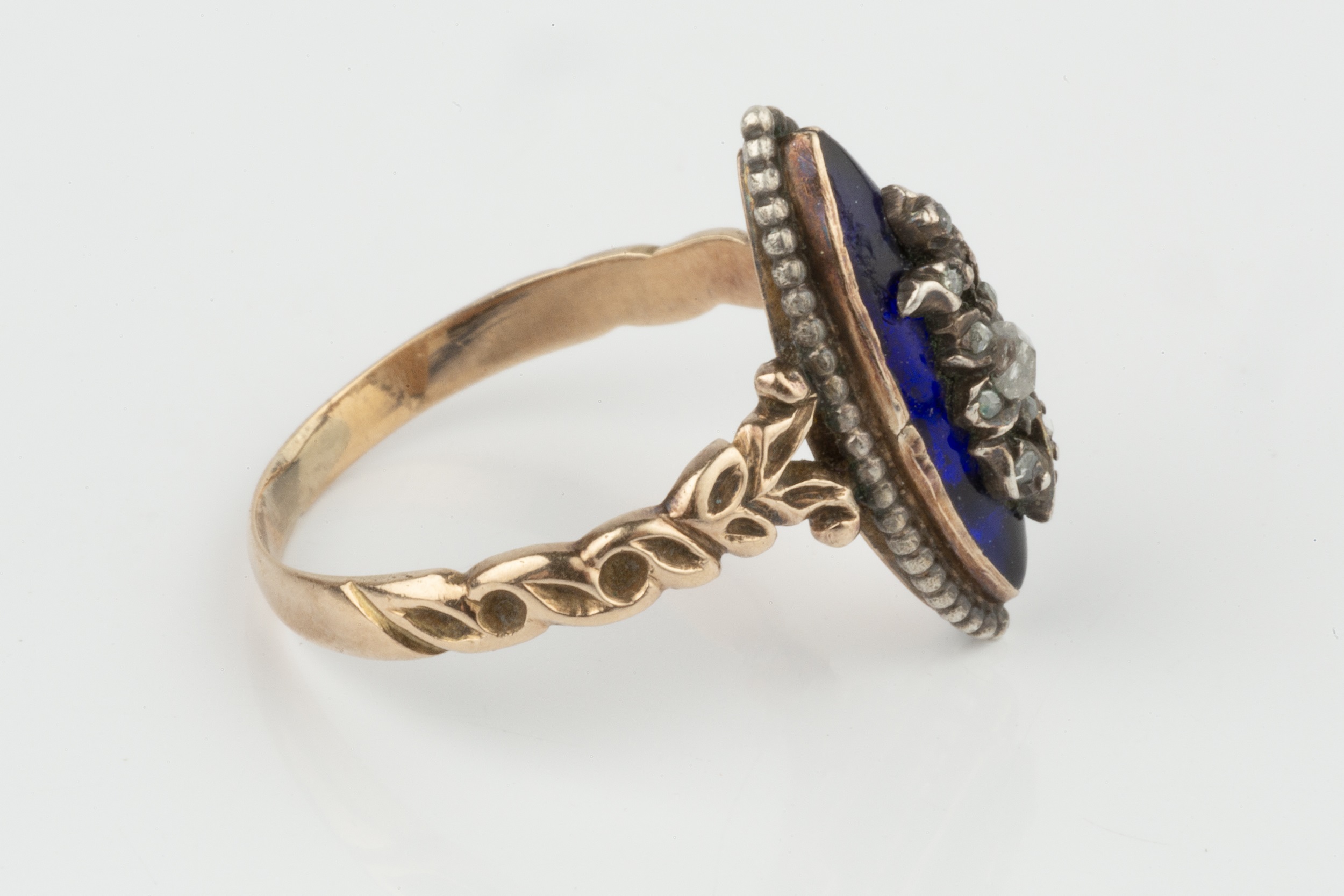 A Georgian diamond and enamel memorial ring, the navette shaped blue enamel panel set with a rose- - Bild 4 aus 4